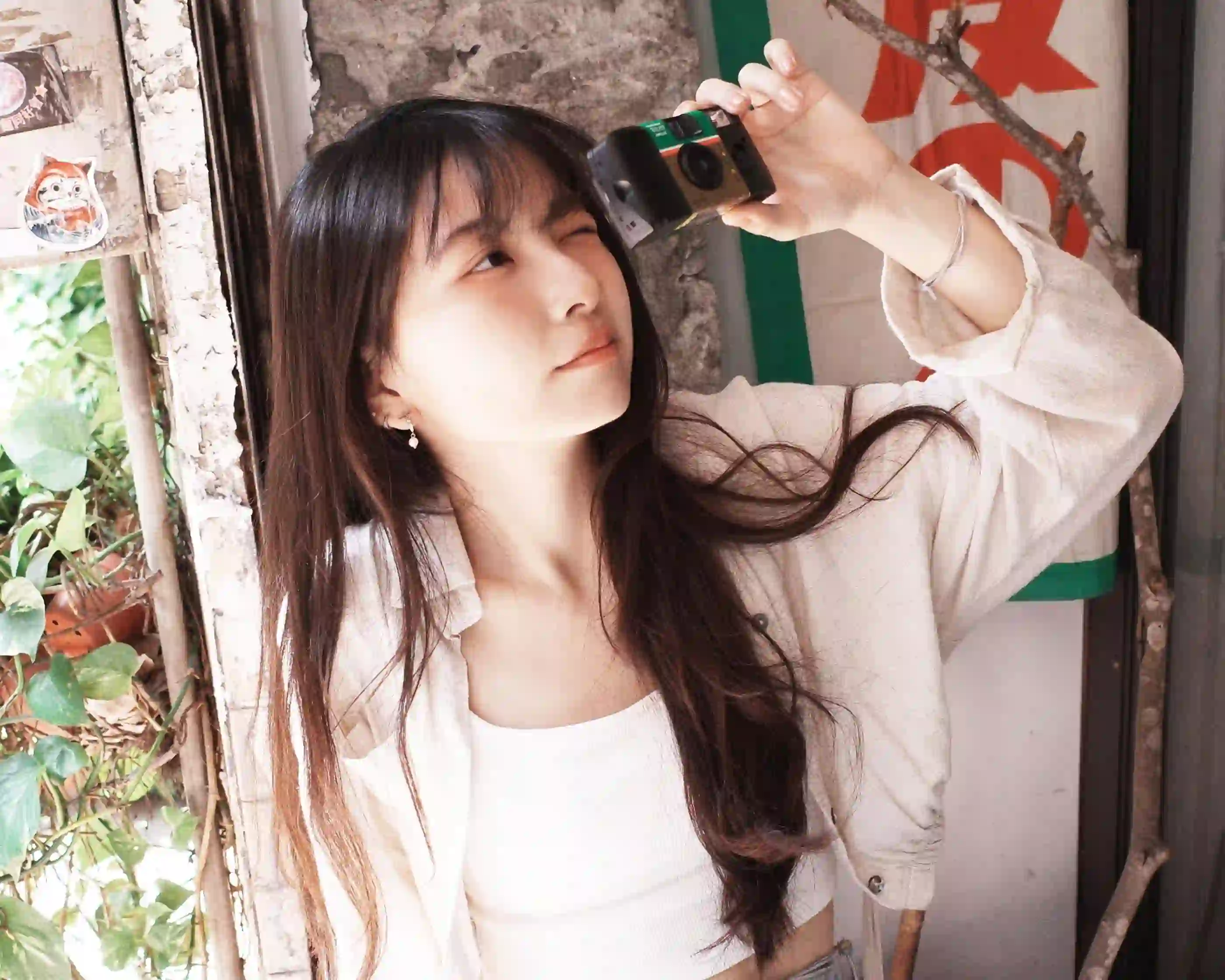 长发美女 户外写真 咖啡店 相机