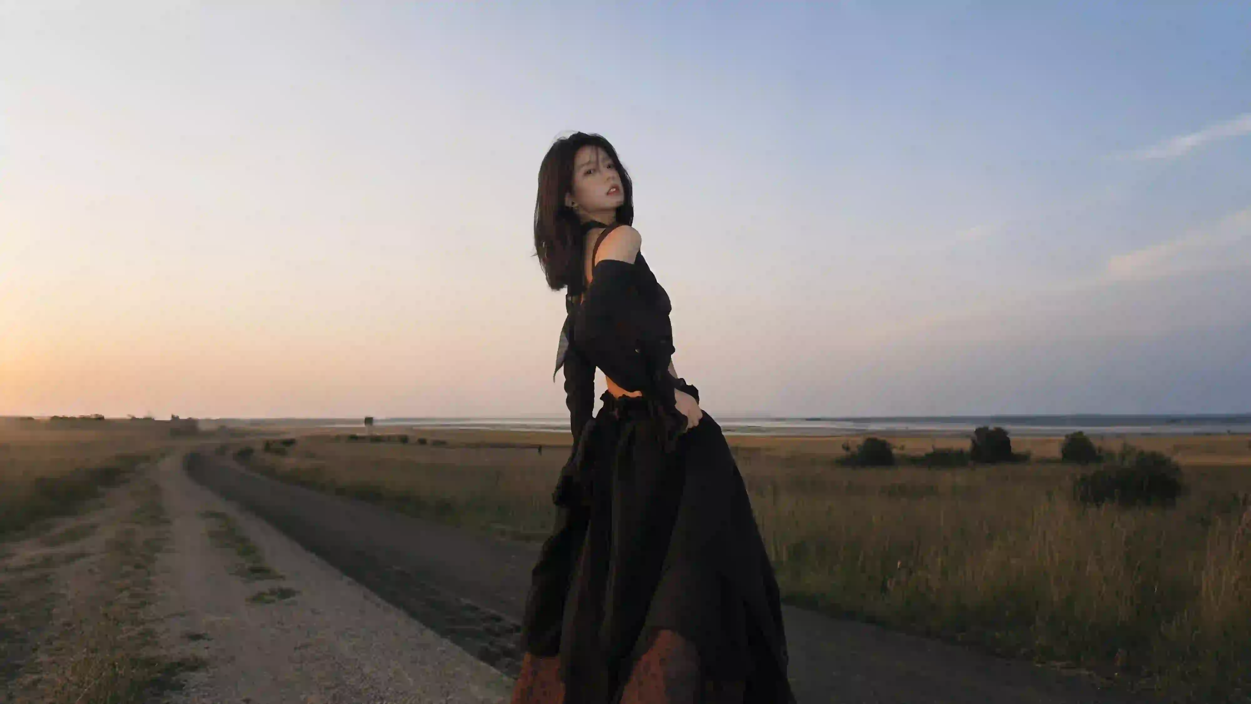 日落 旷野道路 追逐太阳 长发黑裙美女 洪晨曦