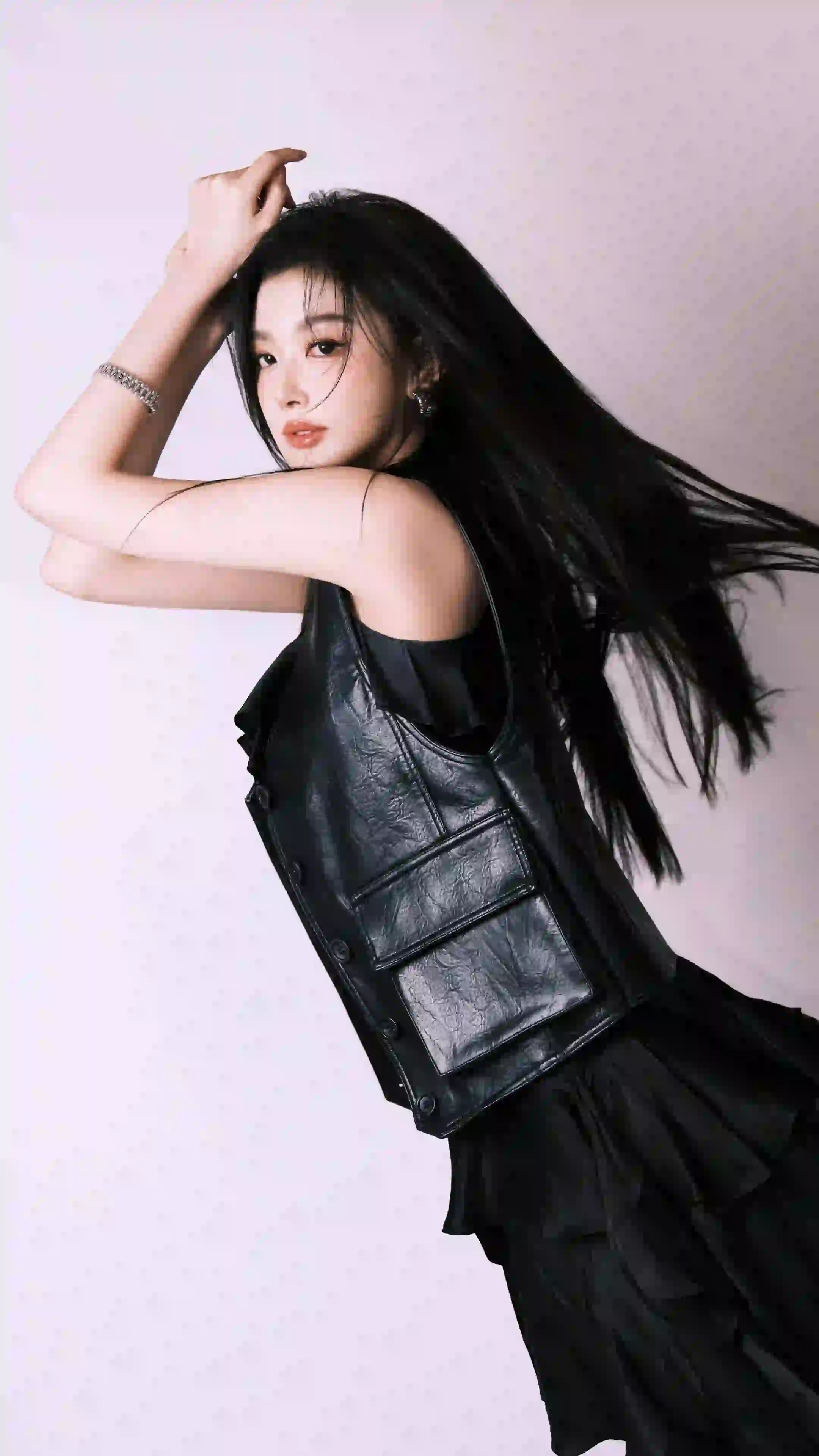 长发美女 孔雪儿 酷酷的女孩 黑色衣服 长腿美女 明星壁纸