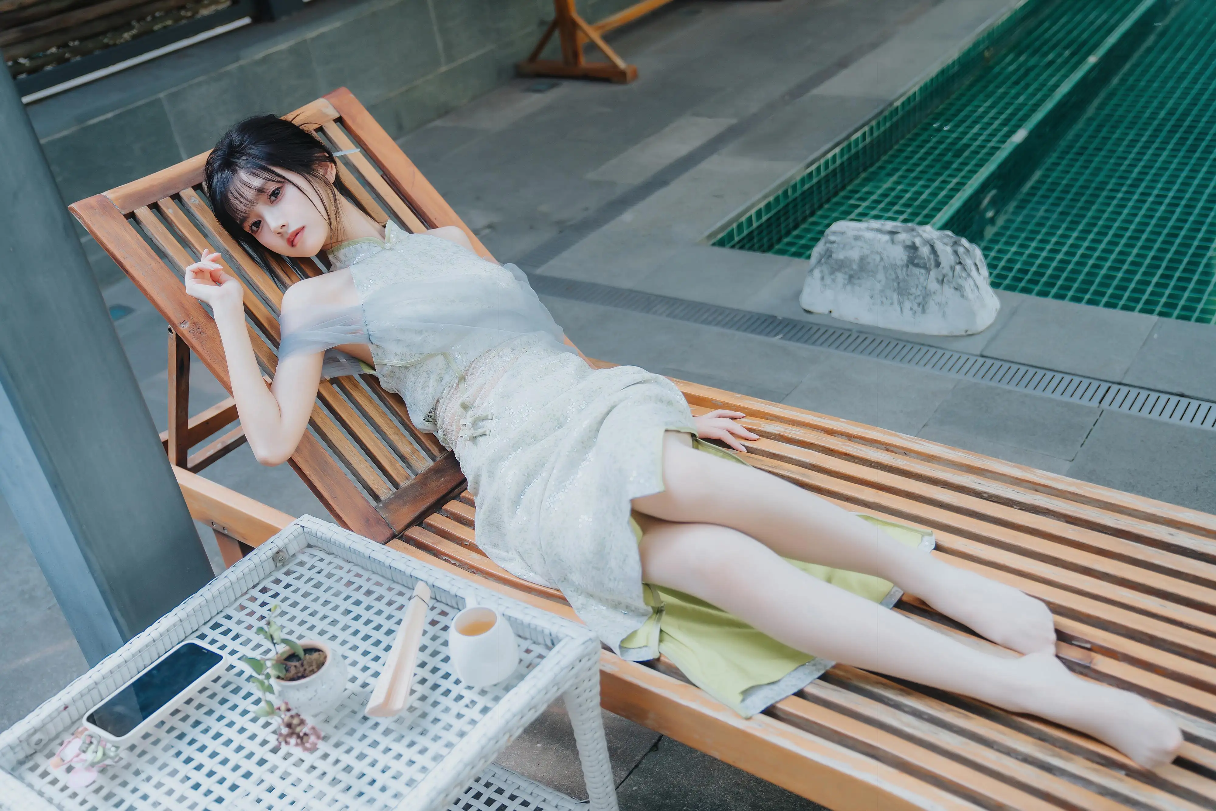躺着沙发上的性感白衣长腿美女