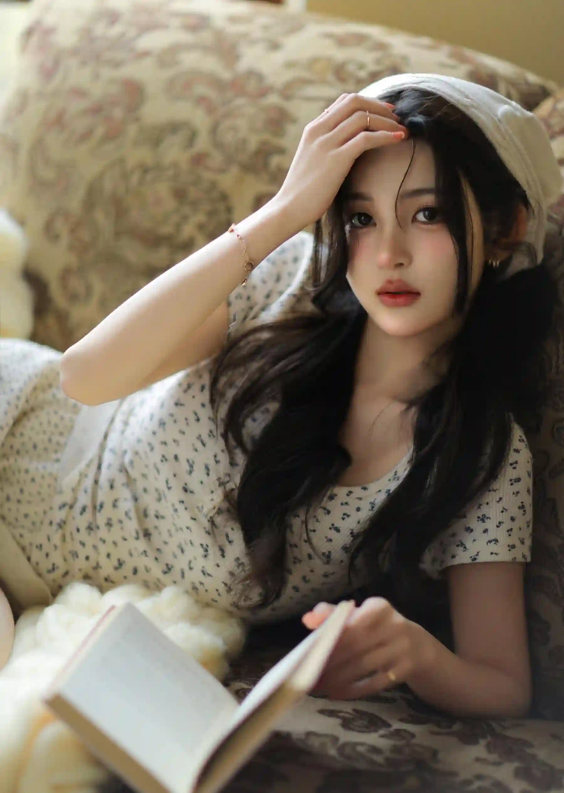 躺在沙发上看书的女孩 慵懒 惬意 白色帽子