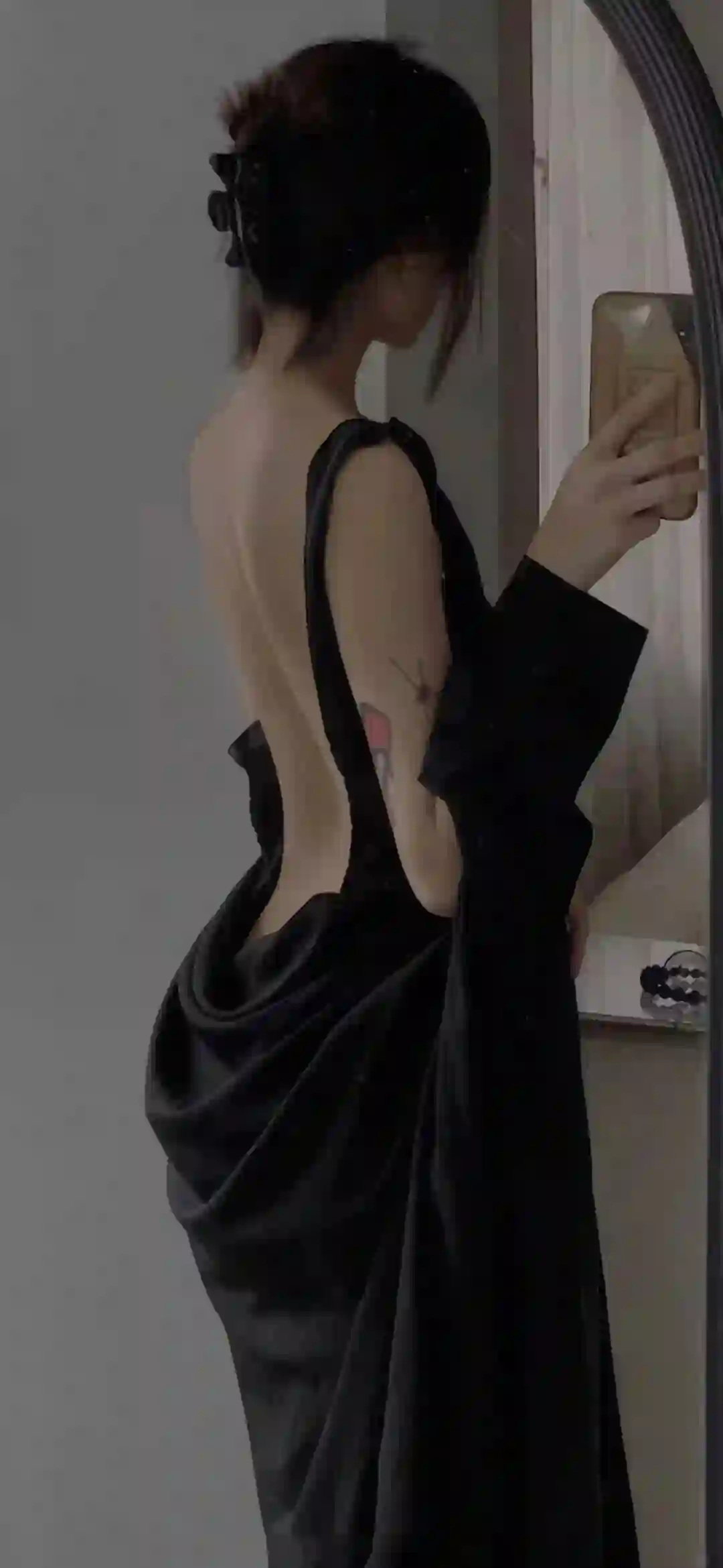 黑色露背裙 女子镜前自拍 暗调氛围 壁纸
