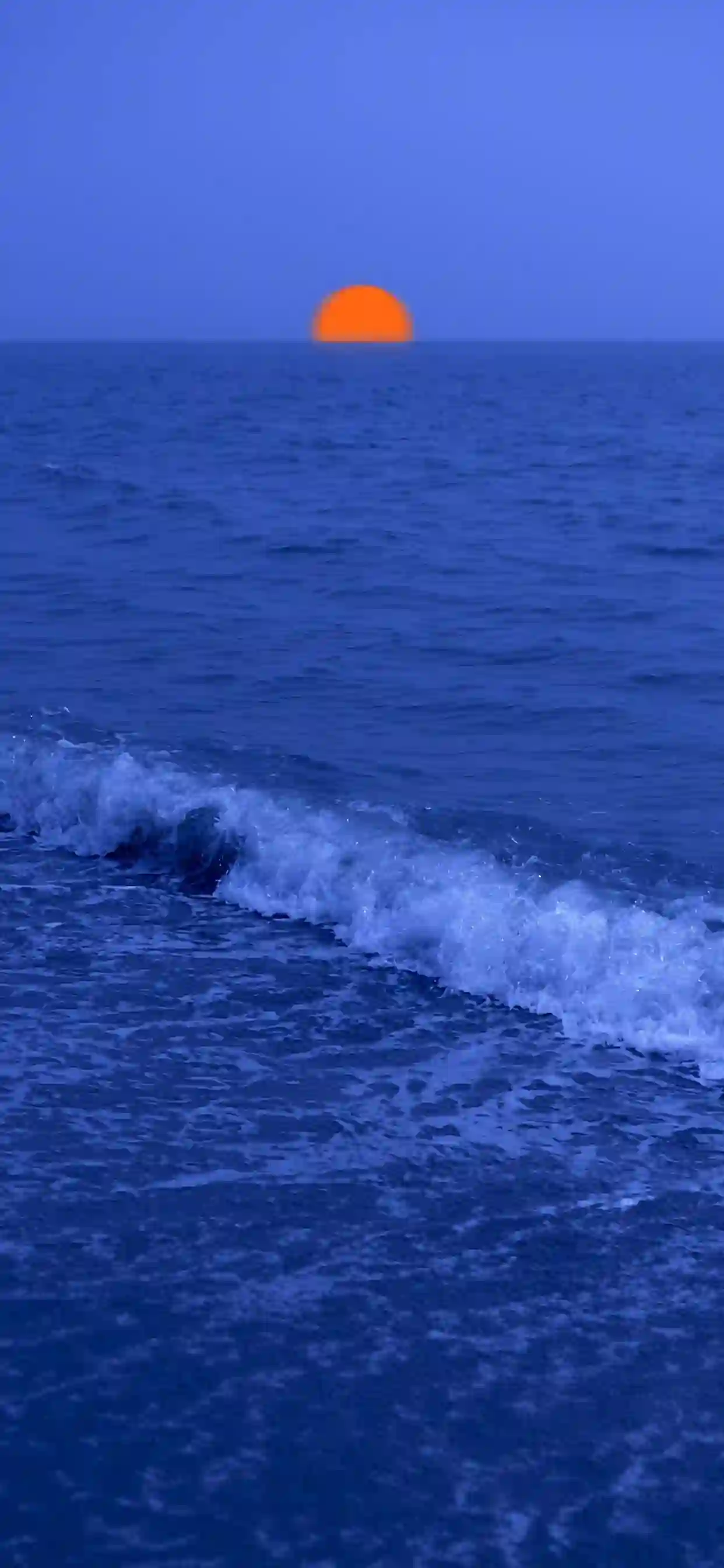海上日落 蓝色海浪 橙色太阳 海边风景 大自然