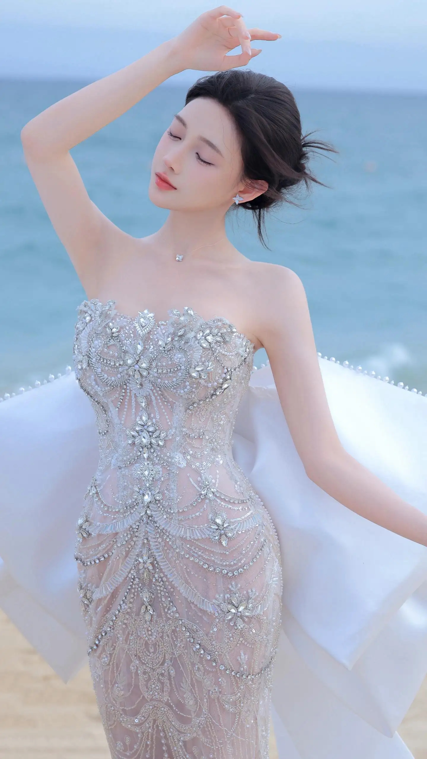 碧海蓝天，优雅邂逅！闭眸享受海风的抹胸裙美女写真