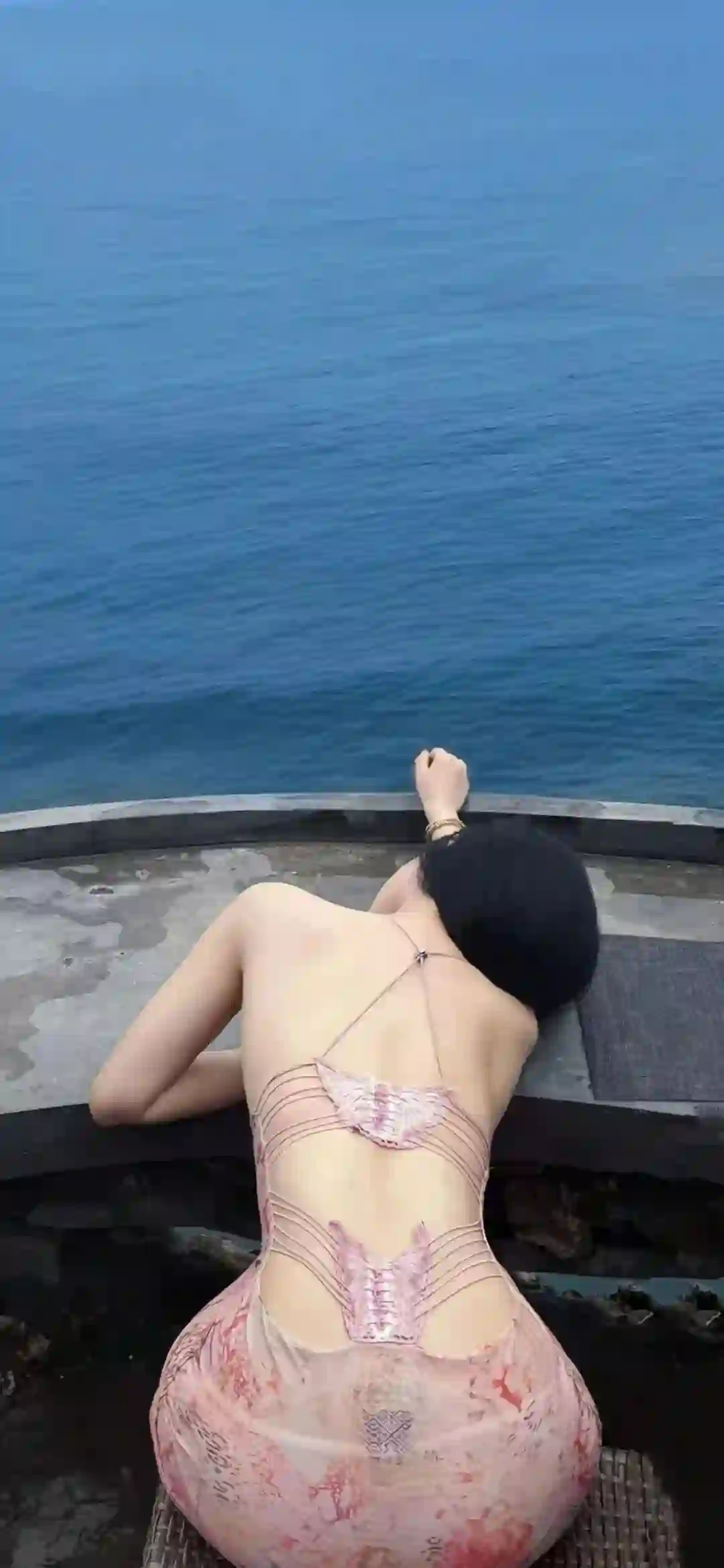 湖边 躺姿 美女 背影 碎花裙 度假 水面 宁静