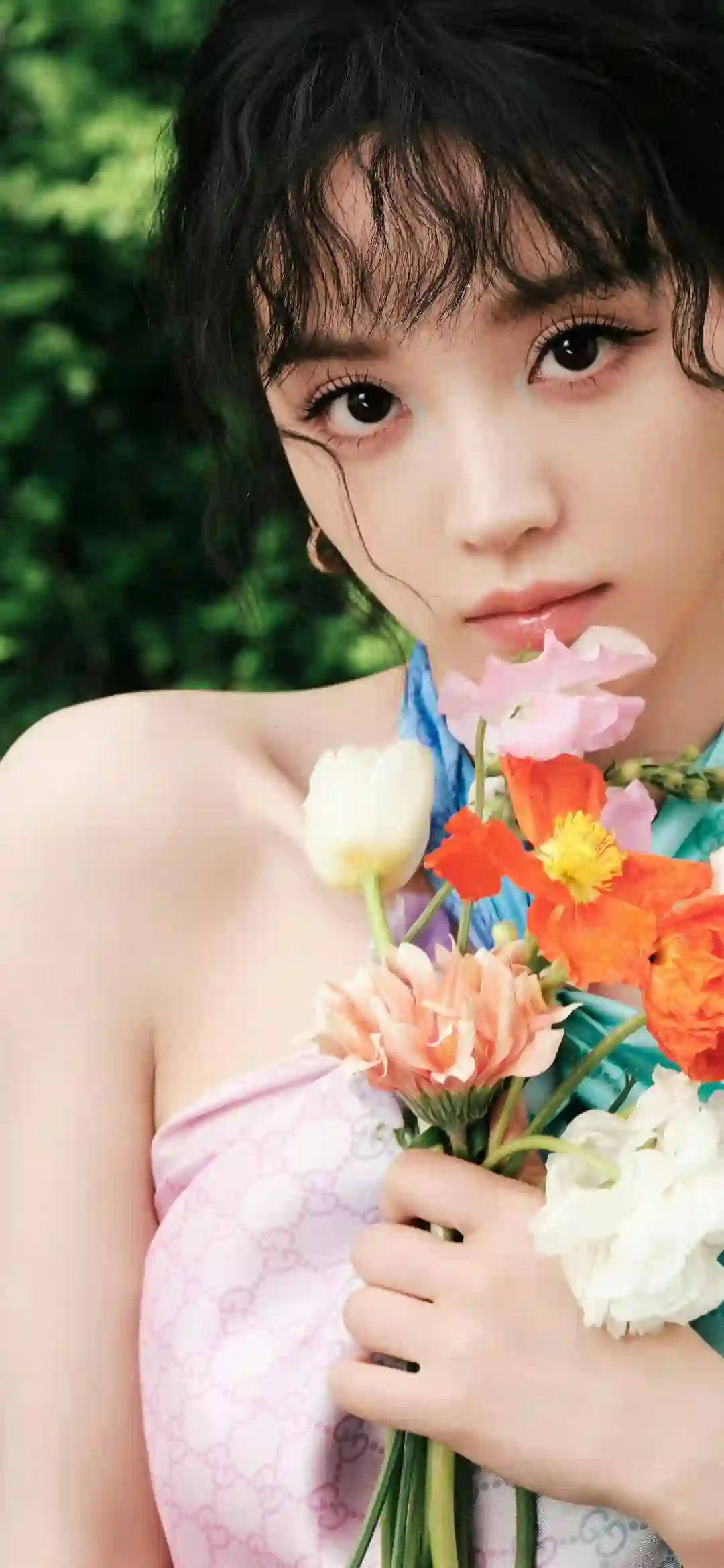 手捧鲜花 田曦薇
