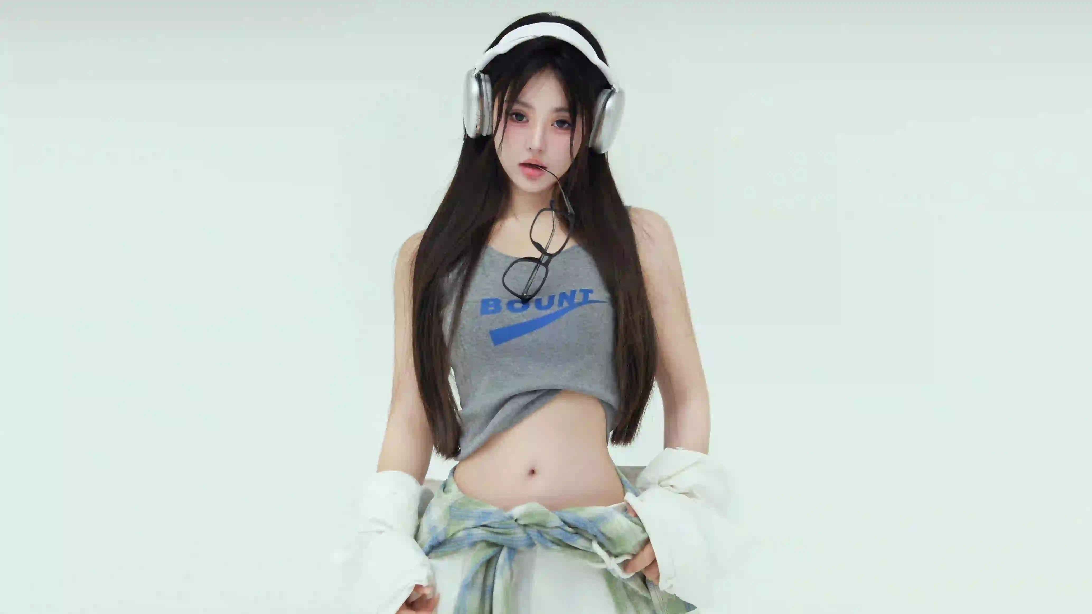戴着耳机的长发美女 酷酷女孩 
