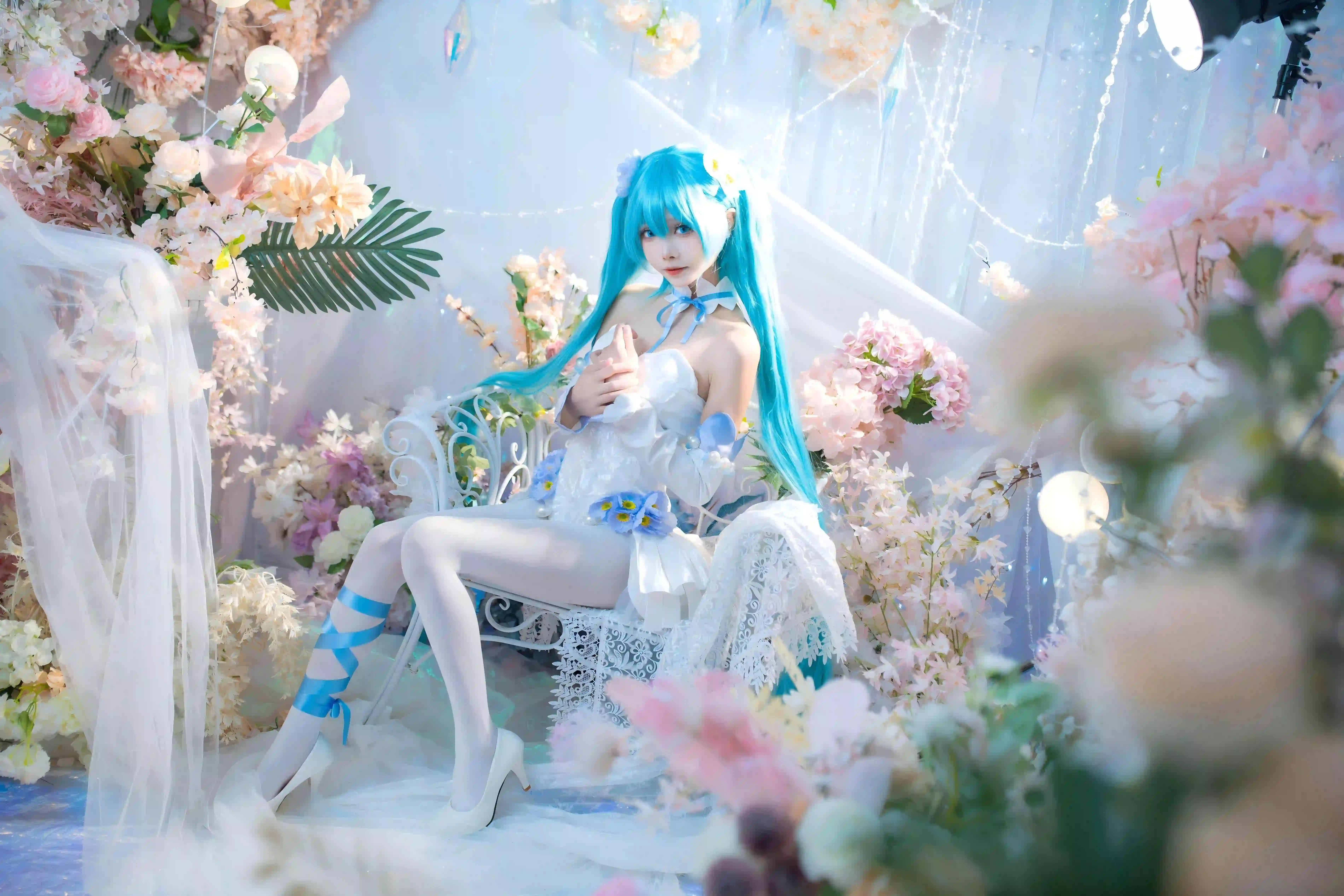 蓝色头发 初音未来Coser 白色裙子 蓝发 白丝