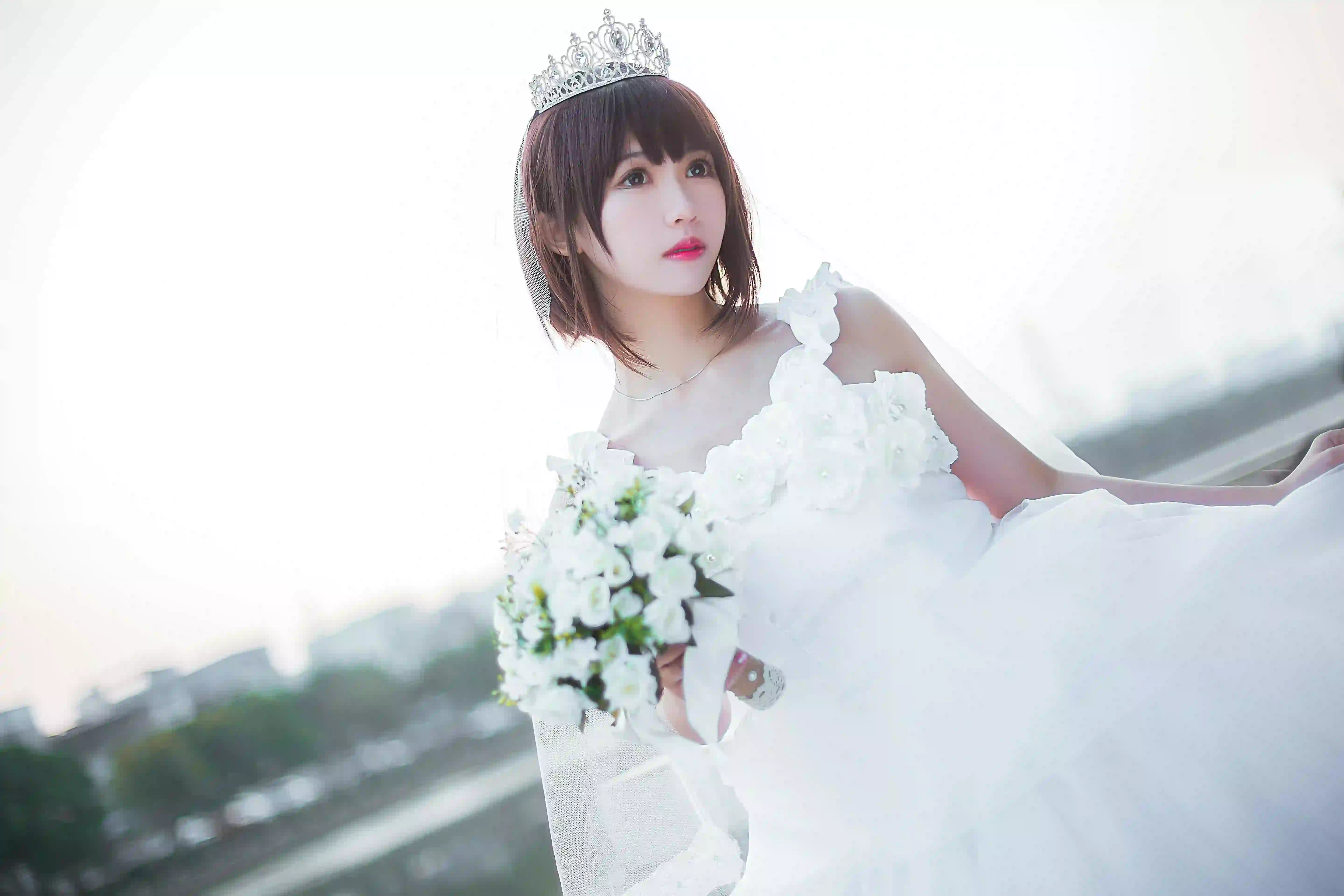 长发美女 白色婚纱 白色花朵 婚纱