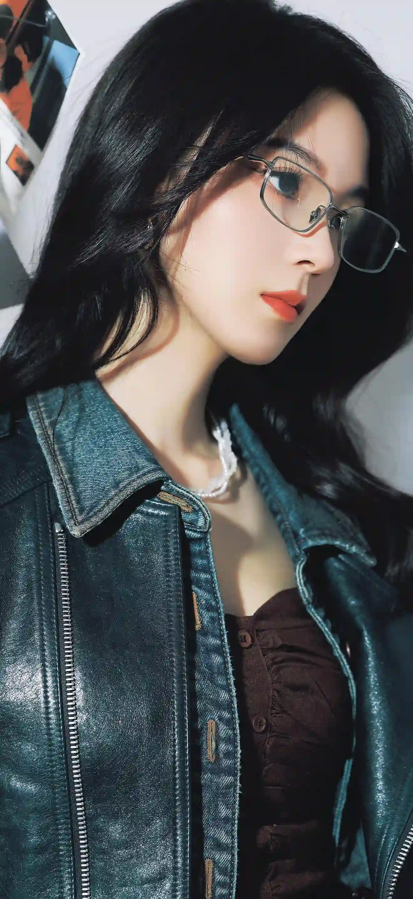 眼镜美女 个性穿搭 皮衣 棕色内搭