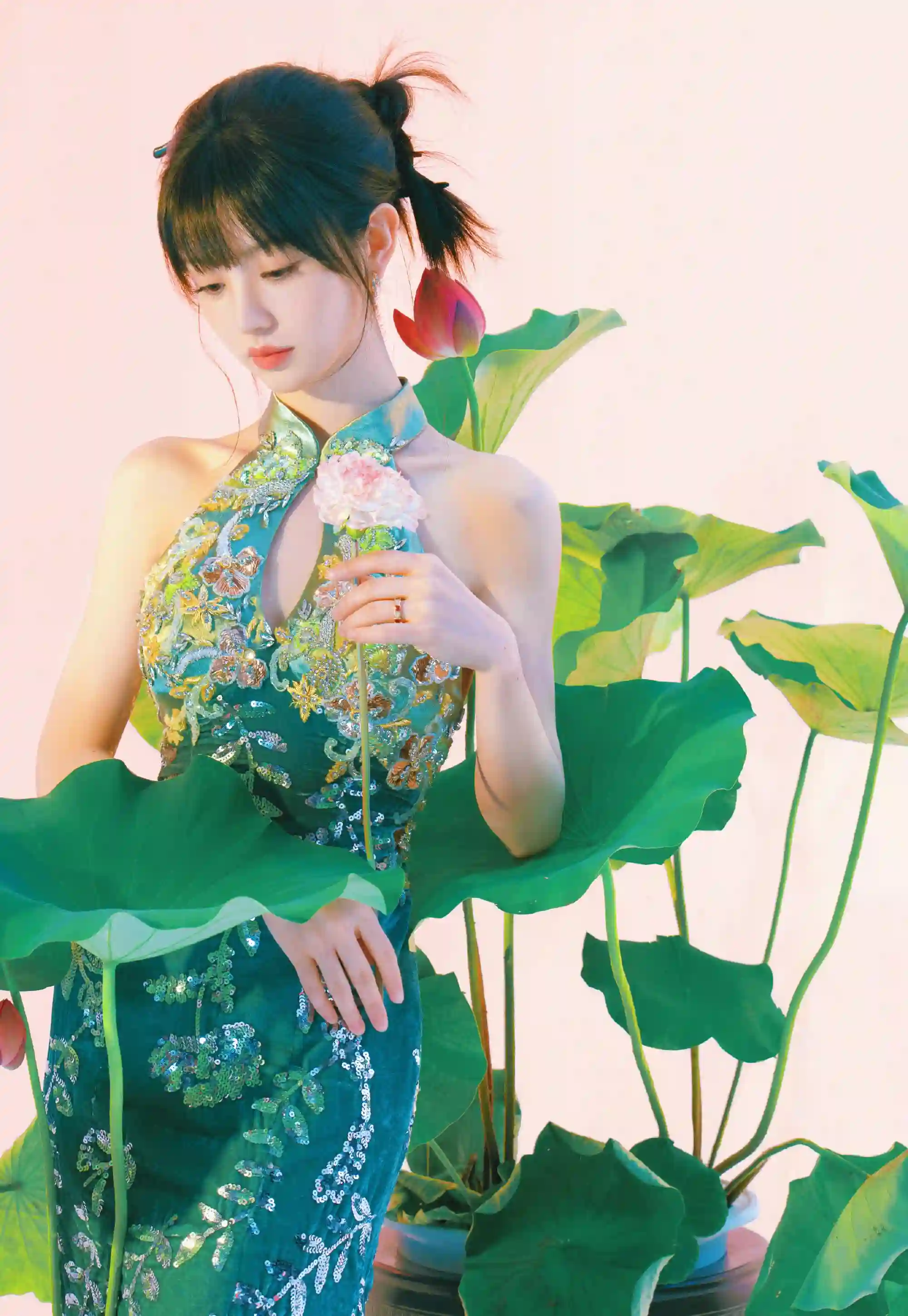 手拿荷花的古风美女 田曦薇