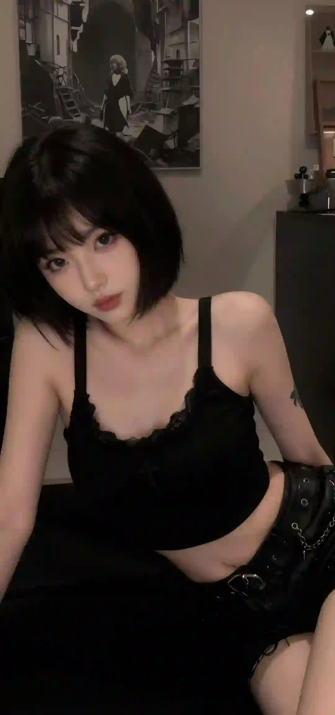 黑色吊带 短发美女 皮裙 暗黑风 人像写真 室内