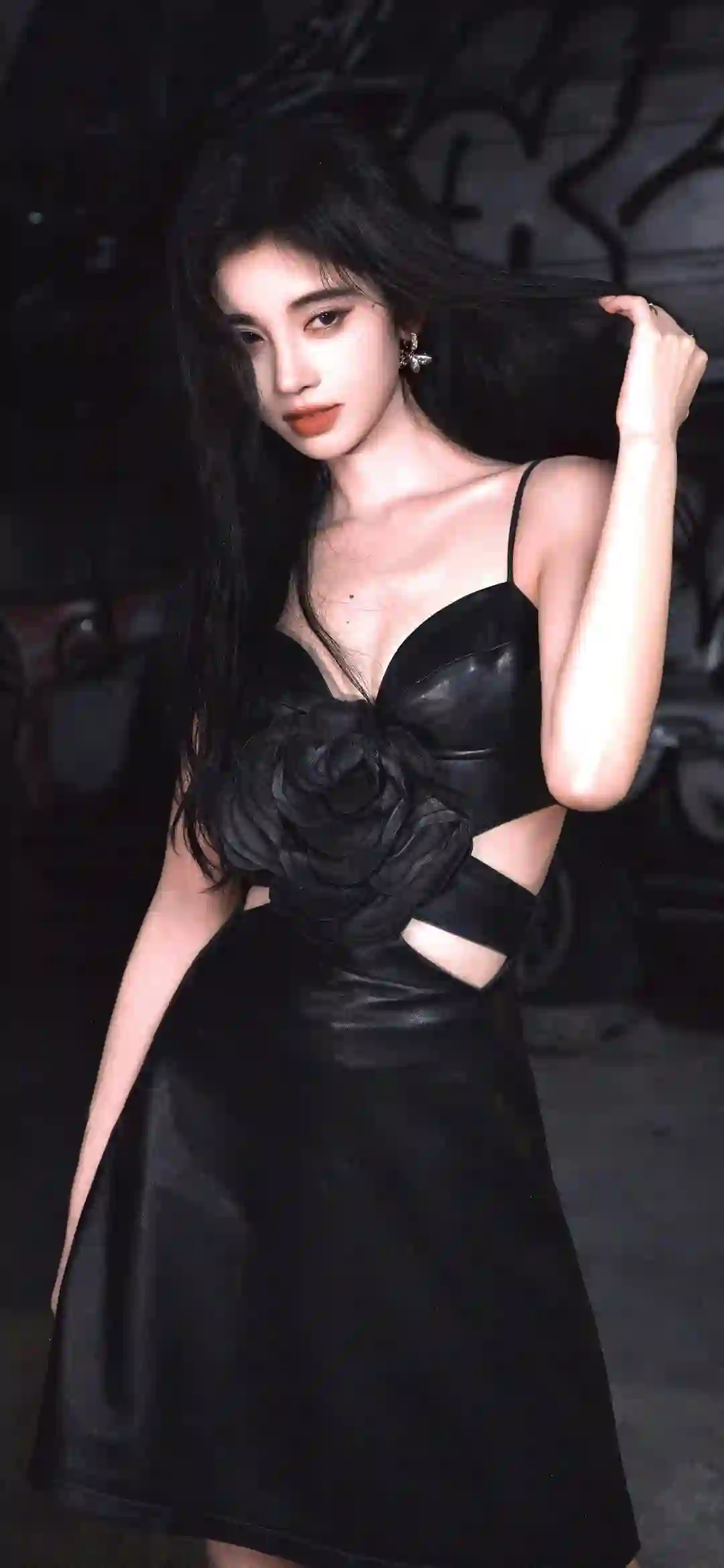 明星壁纸 长发可爱美女 时尚美女 鞠婧祎 黑色吊带裙 性感 酷酷