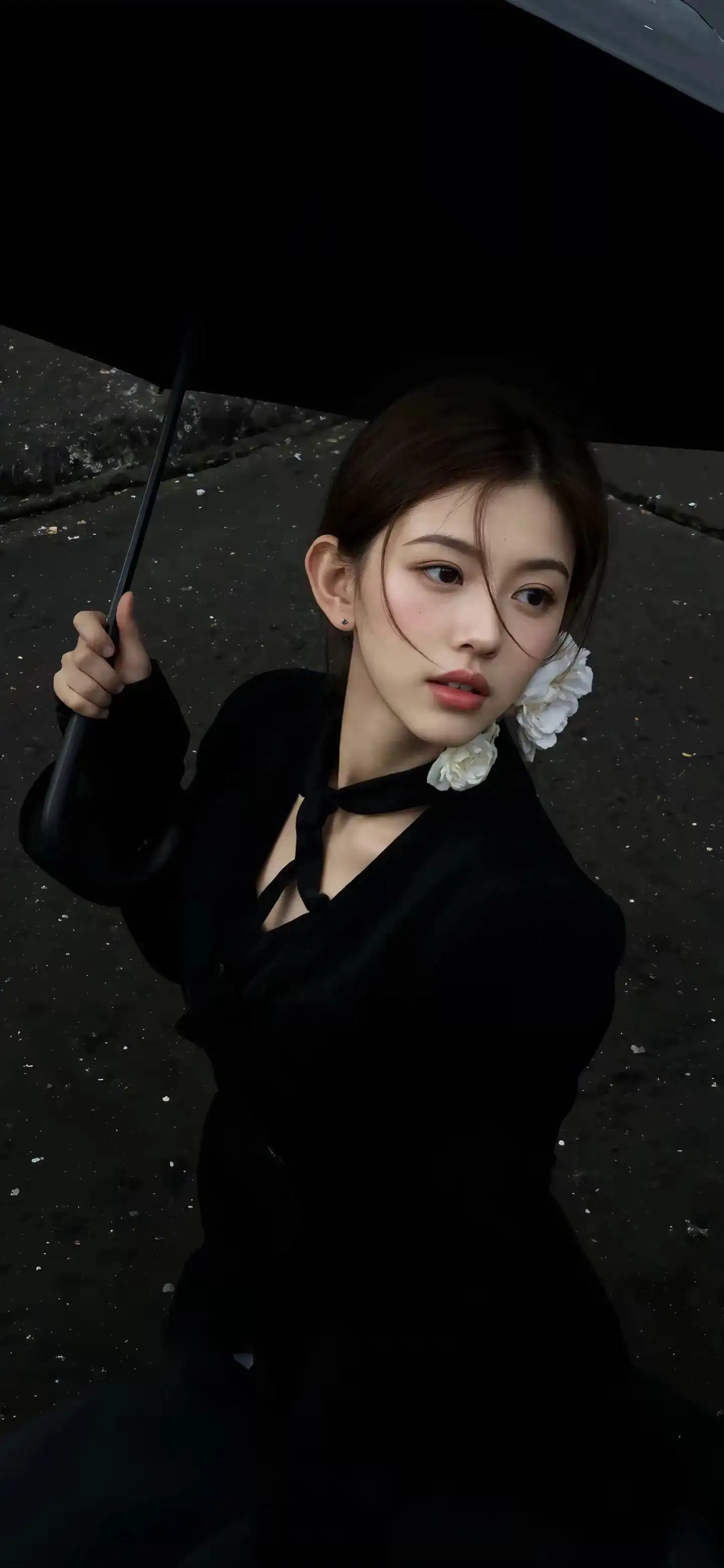 撑着伞的长发黑衣女孩