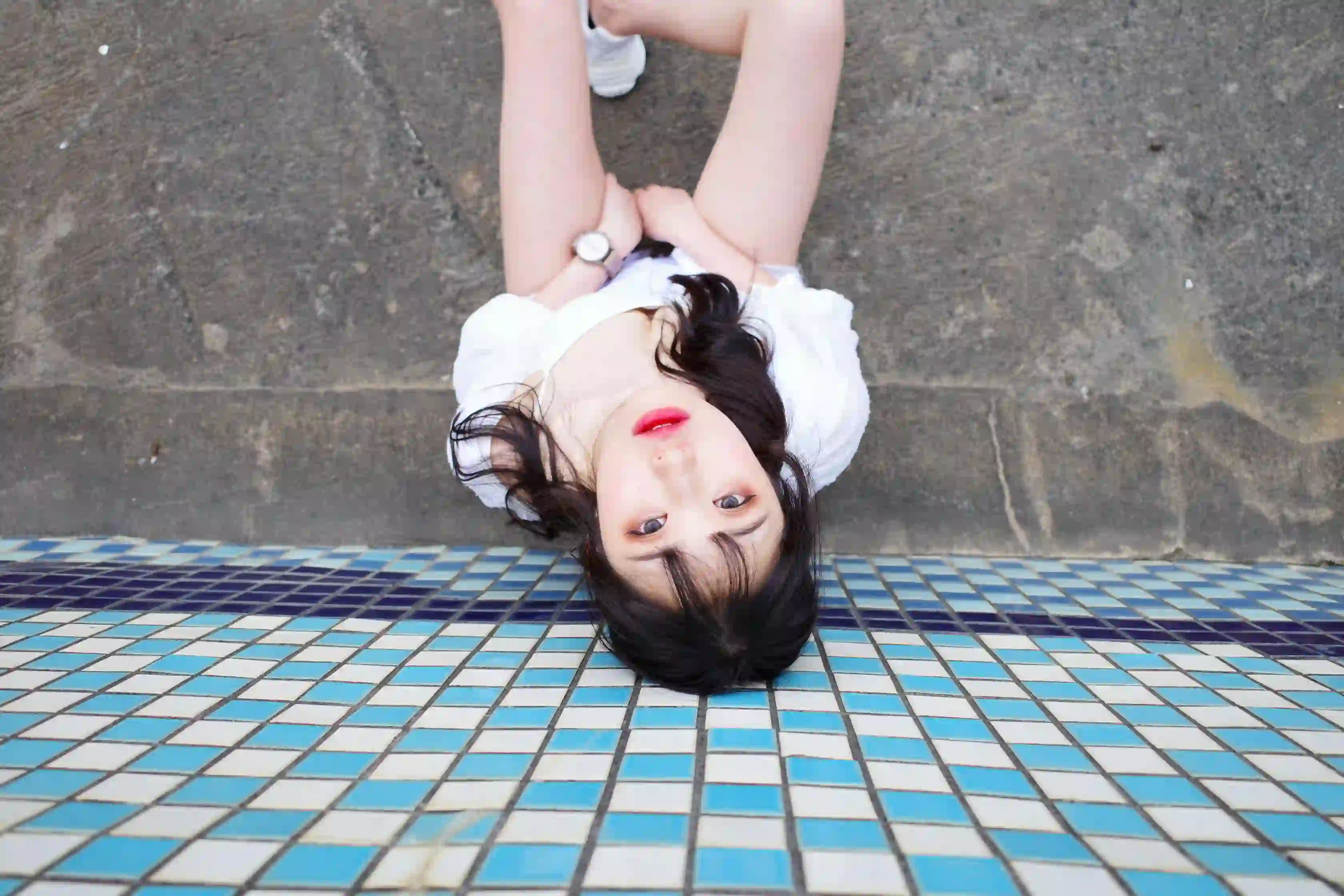 长发可爱女孩 户外写真 吊带美女 白色衣服 俯拍 