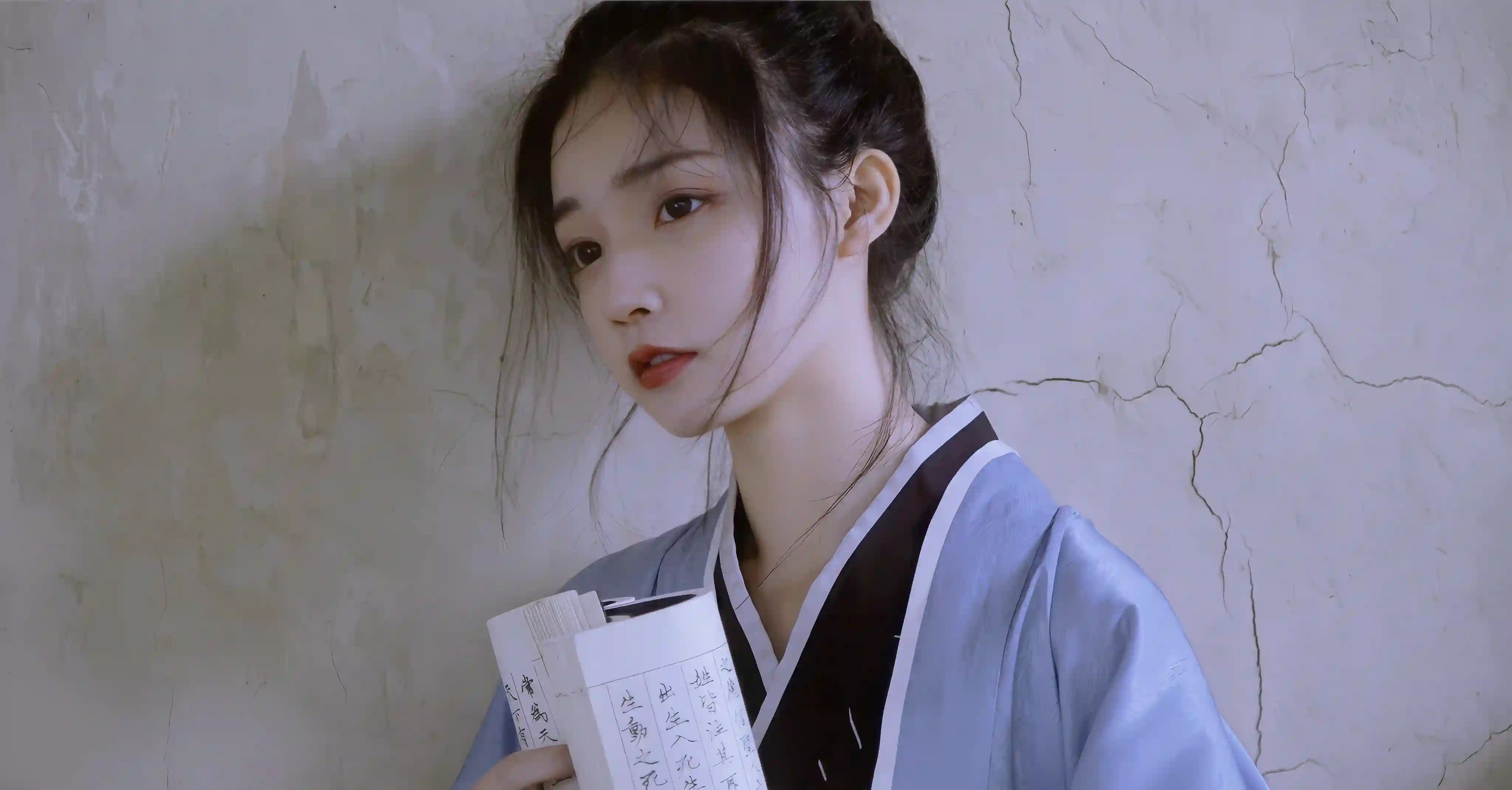 长发古风美女 清纯美女 拿着书的长发古风美女