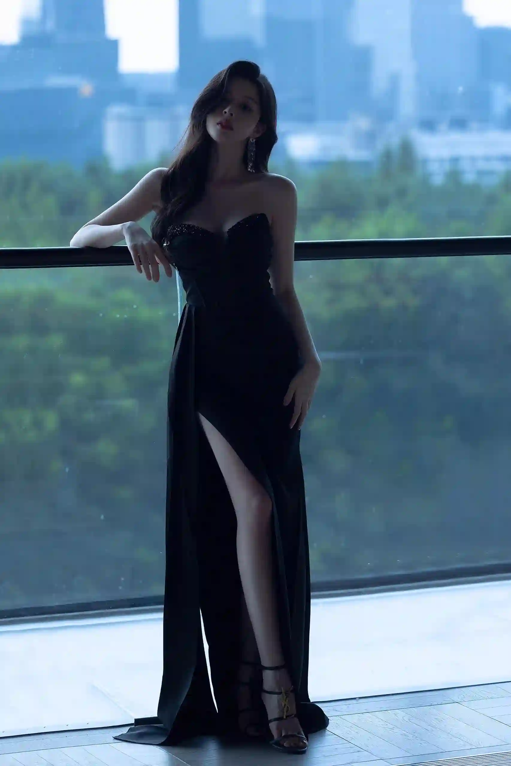 长发美女 长腿美女 黑色抹胸长裙 依靠栏杆