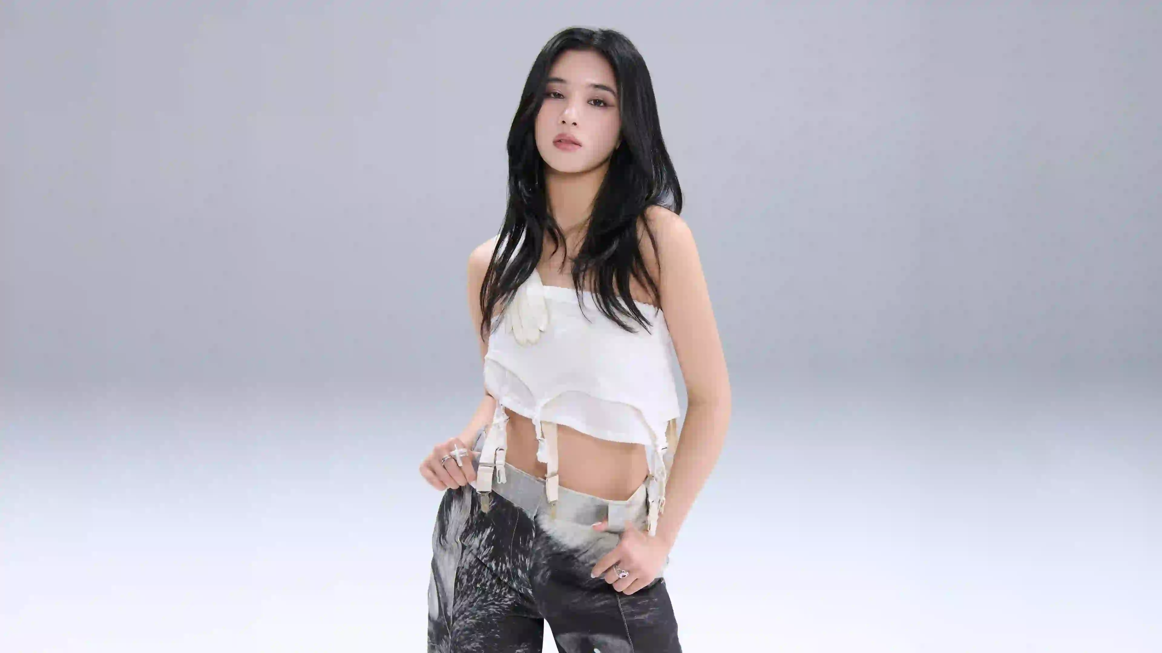 长发美女 个性穿搭 白色衣服 牛仔裤