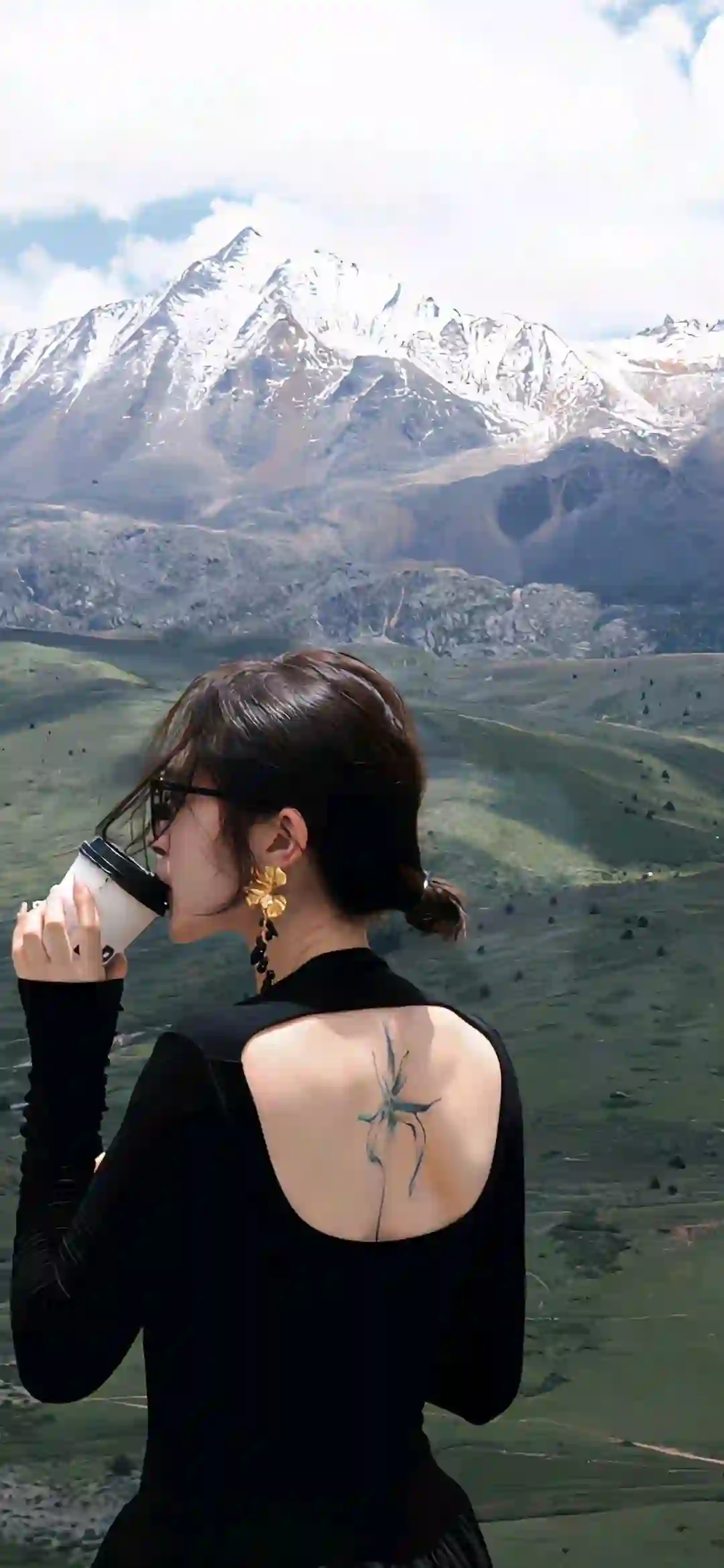 雪山 草原 女孩 咖啡 背影 自然风光