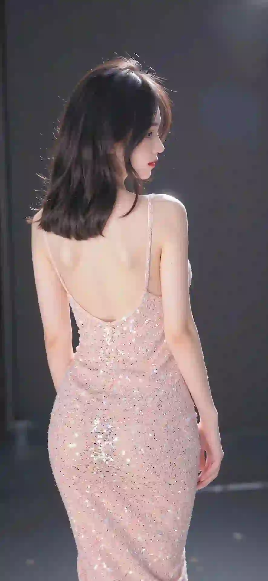 长发美女 粉色吊带长裙美女 漏背装