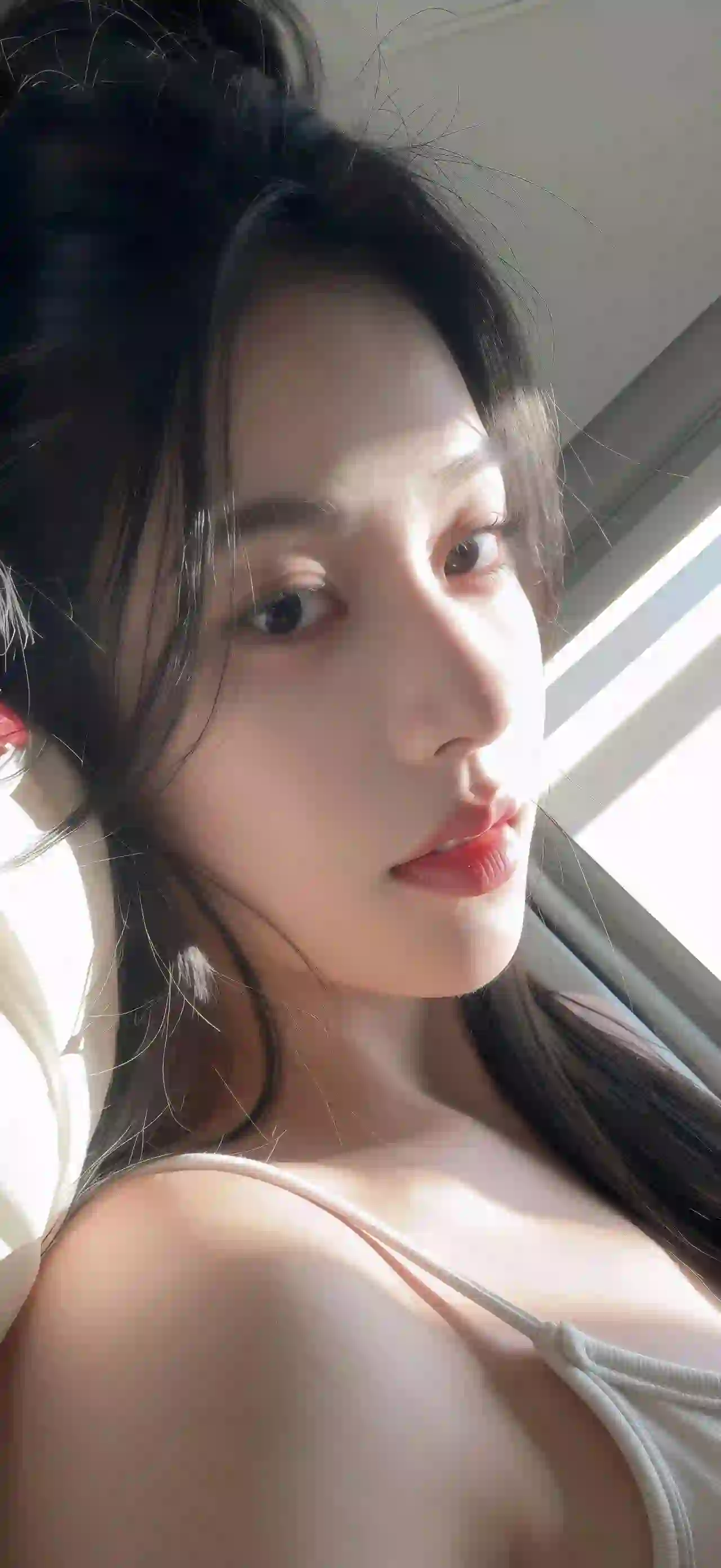唯美 长发清纯美女 居家 阳光洒在脸上 吊带穿搭 唯美