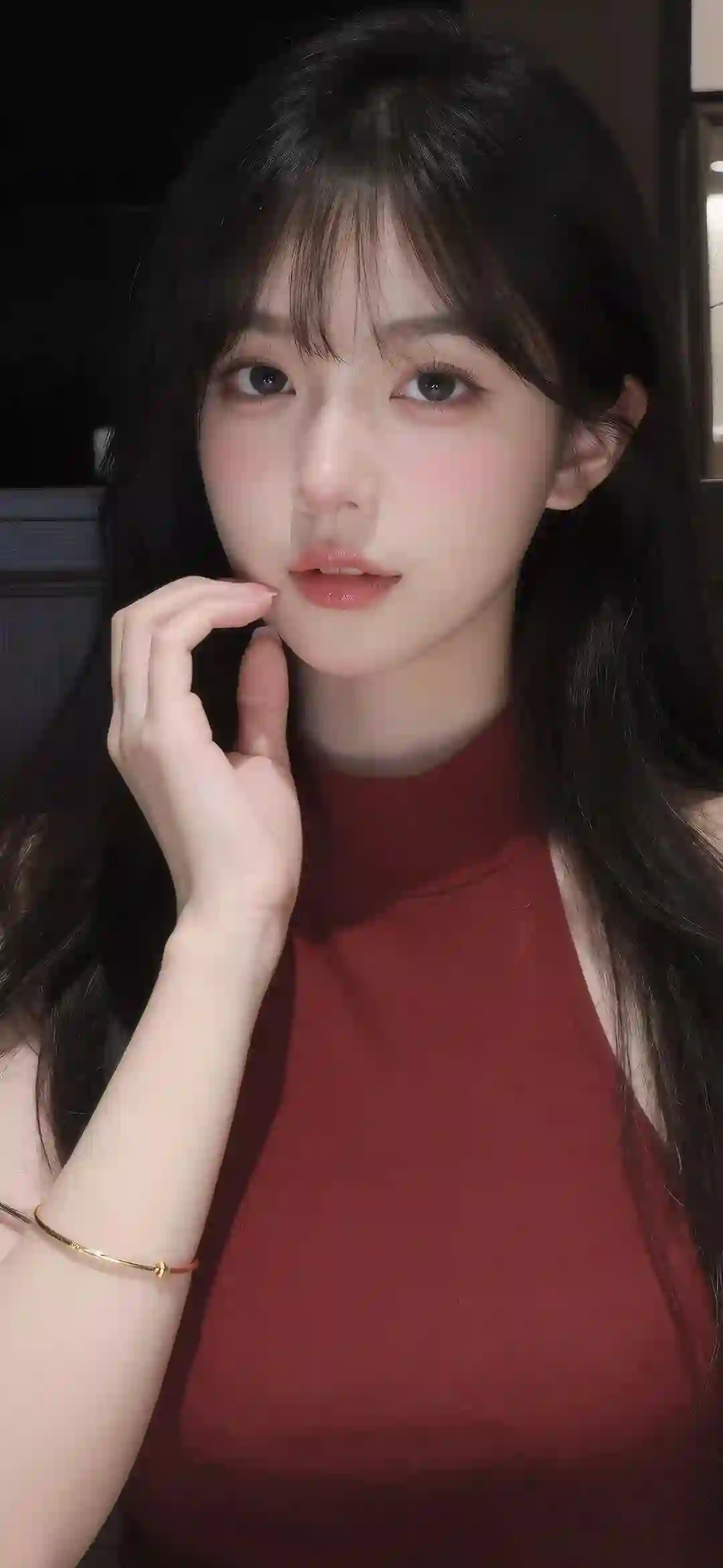 暗红色无袖上衣 清纯美女 室内写真 长发 半身像