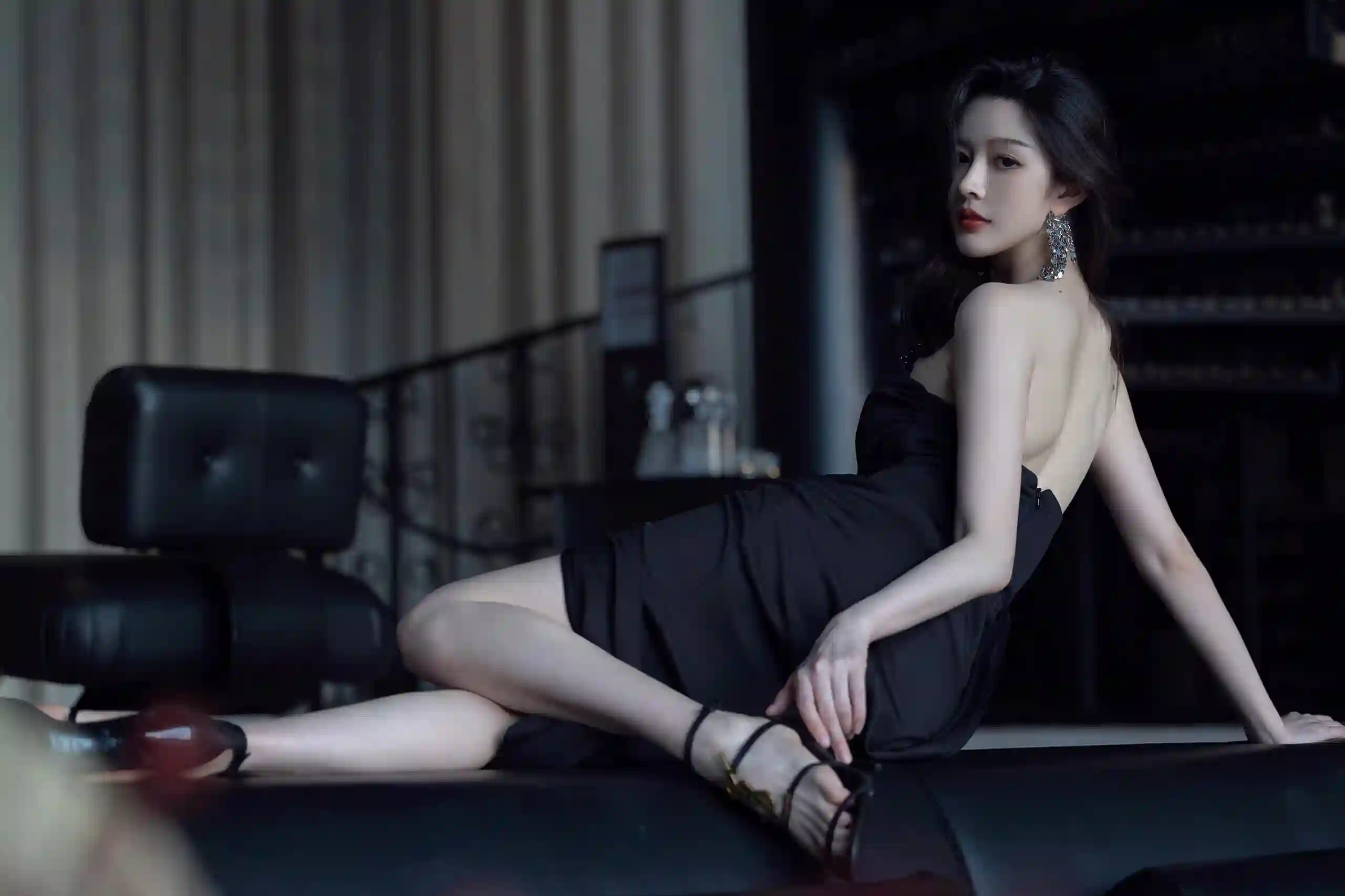 长发美女 黑色长裙美女 居家写真