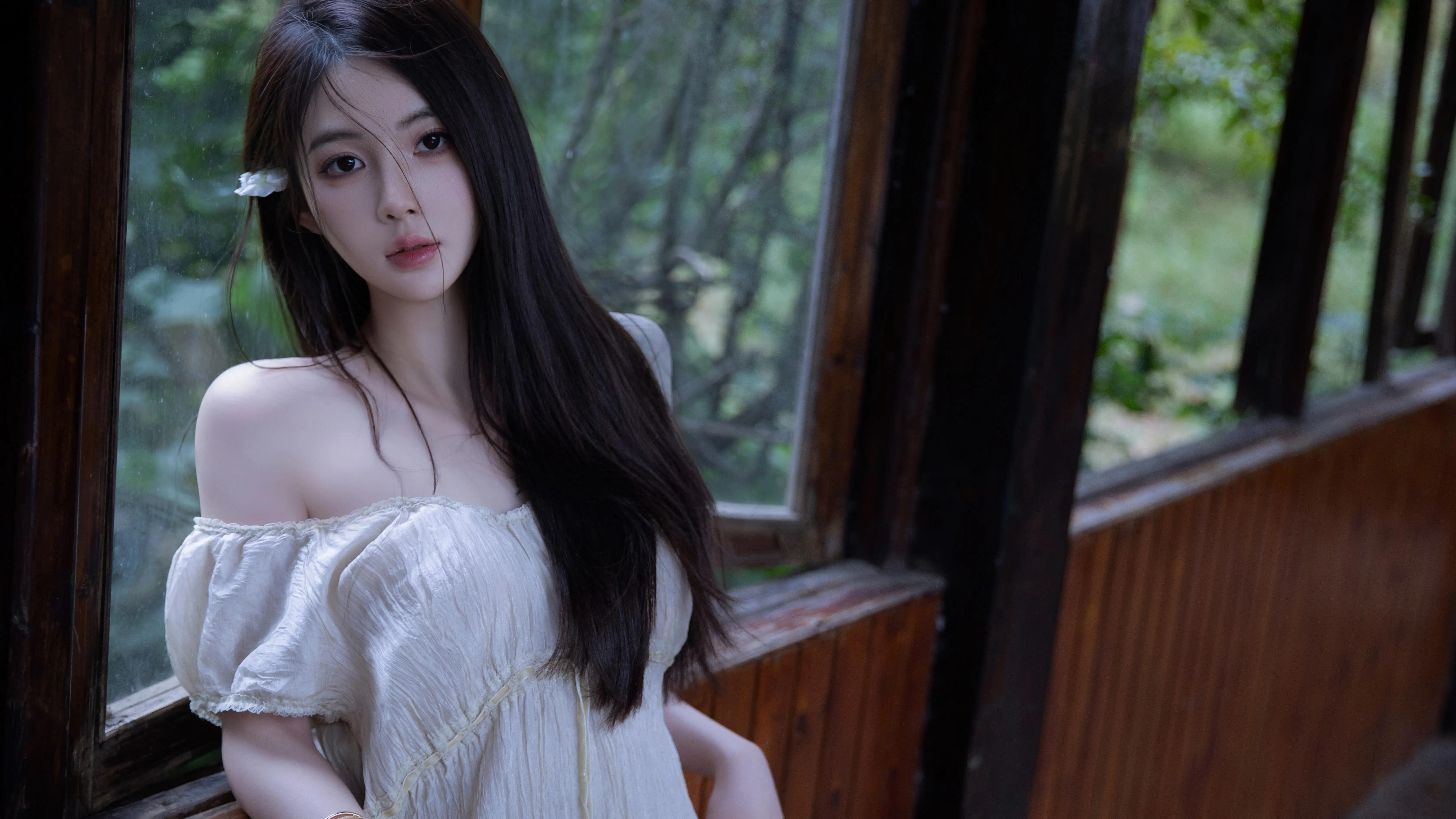 靠在窗沿上的清冷性感低胸白裙美女超高清写真壁纸