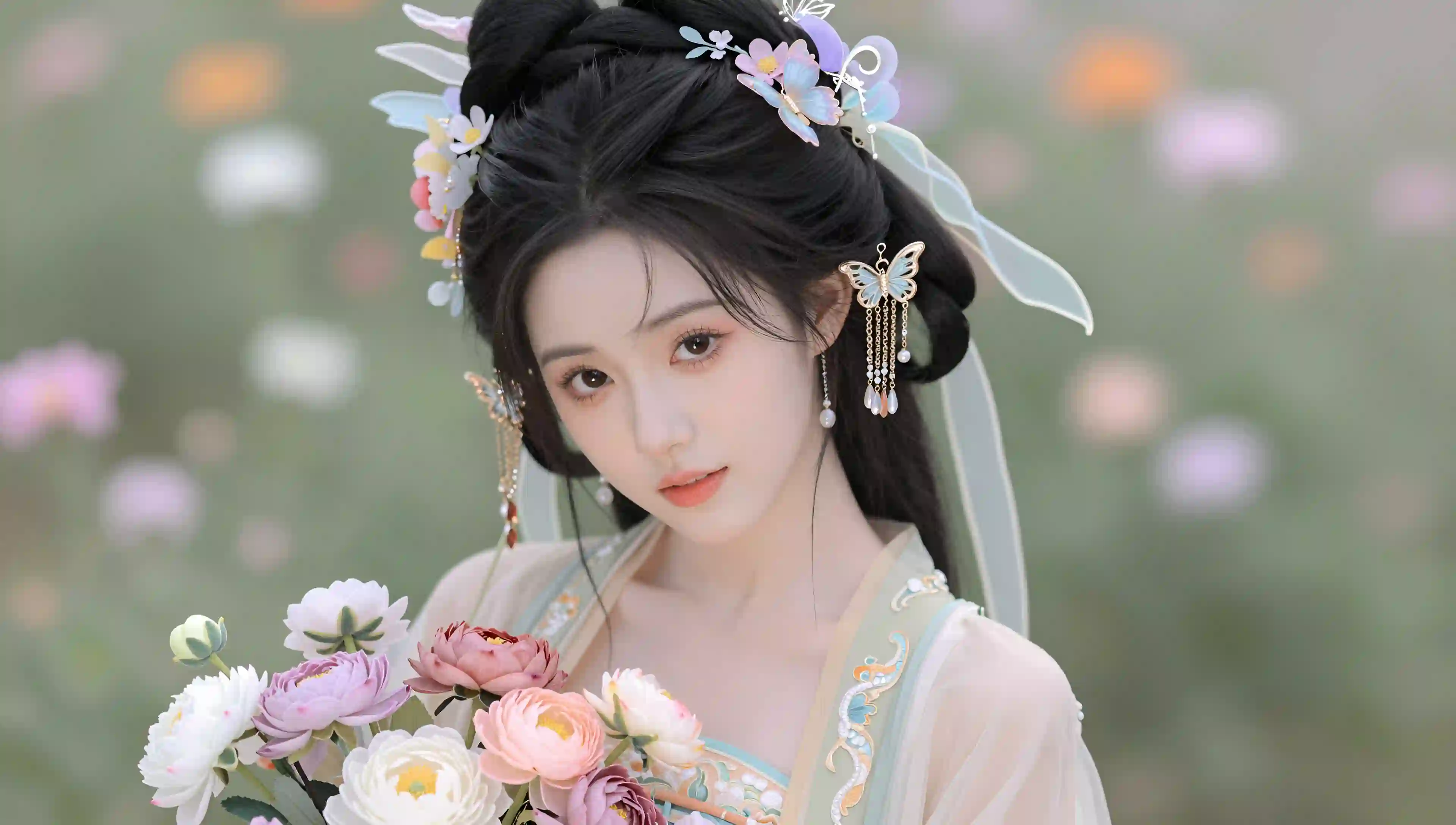 汉服美女 手捧花 古风写真 发饰 蝴蝶 优雅 清新