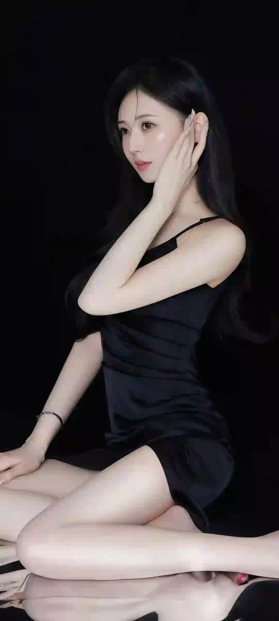 长腿美女 黑色吊带裙