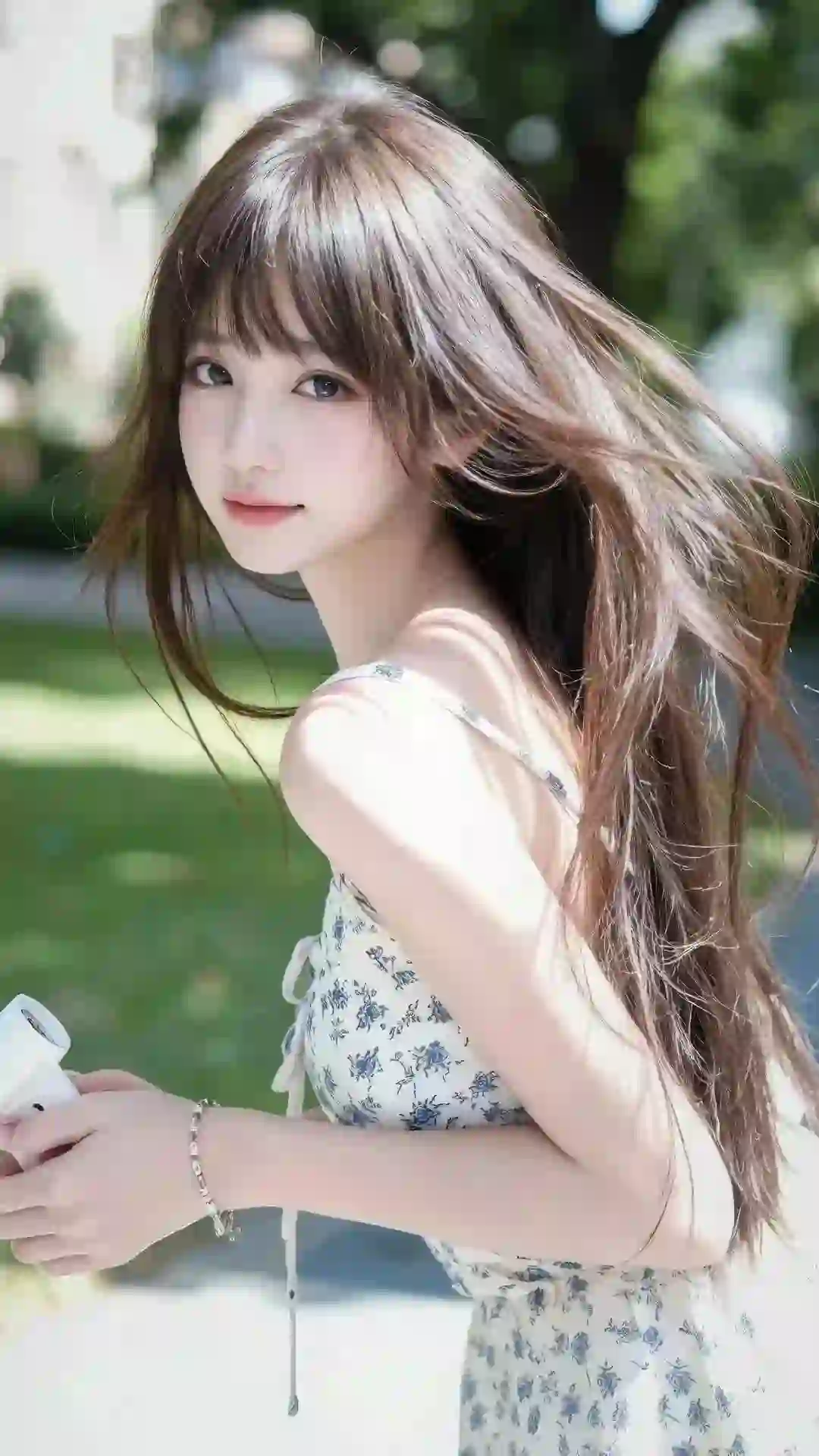 美女 长发美女  吊带 碎花裙 户外 小清新
