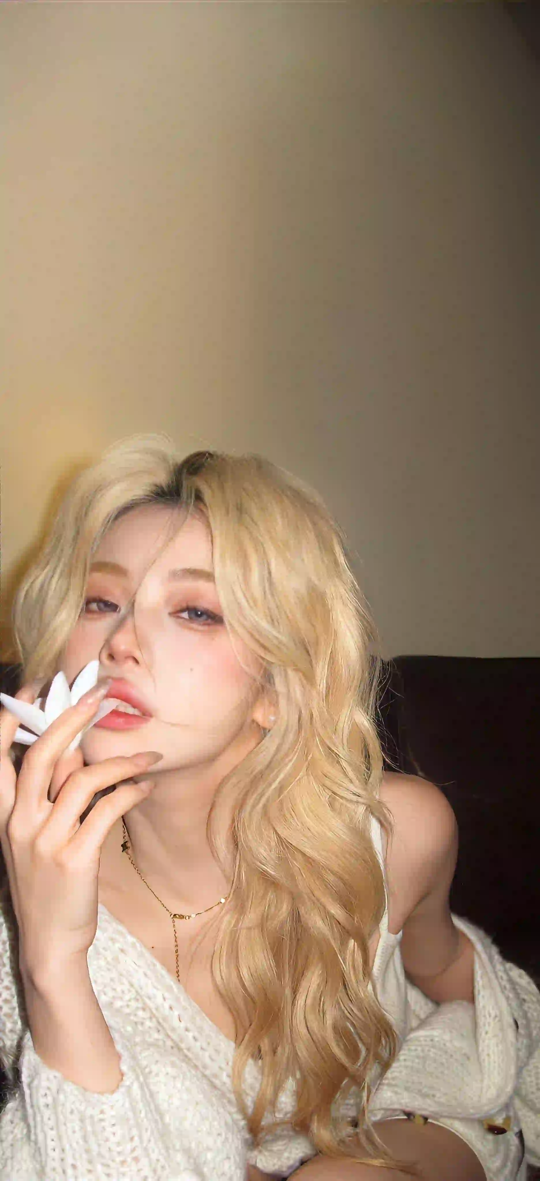 拿着白色花朵的长发性感美女 居家写真 白色吊带