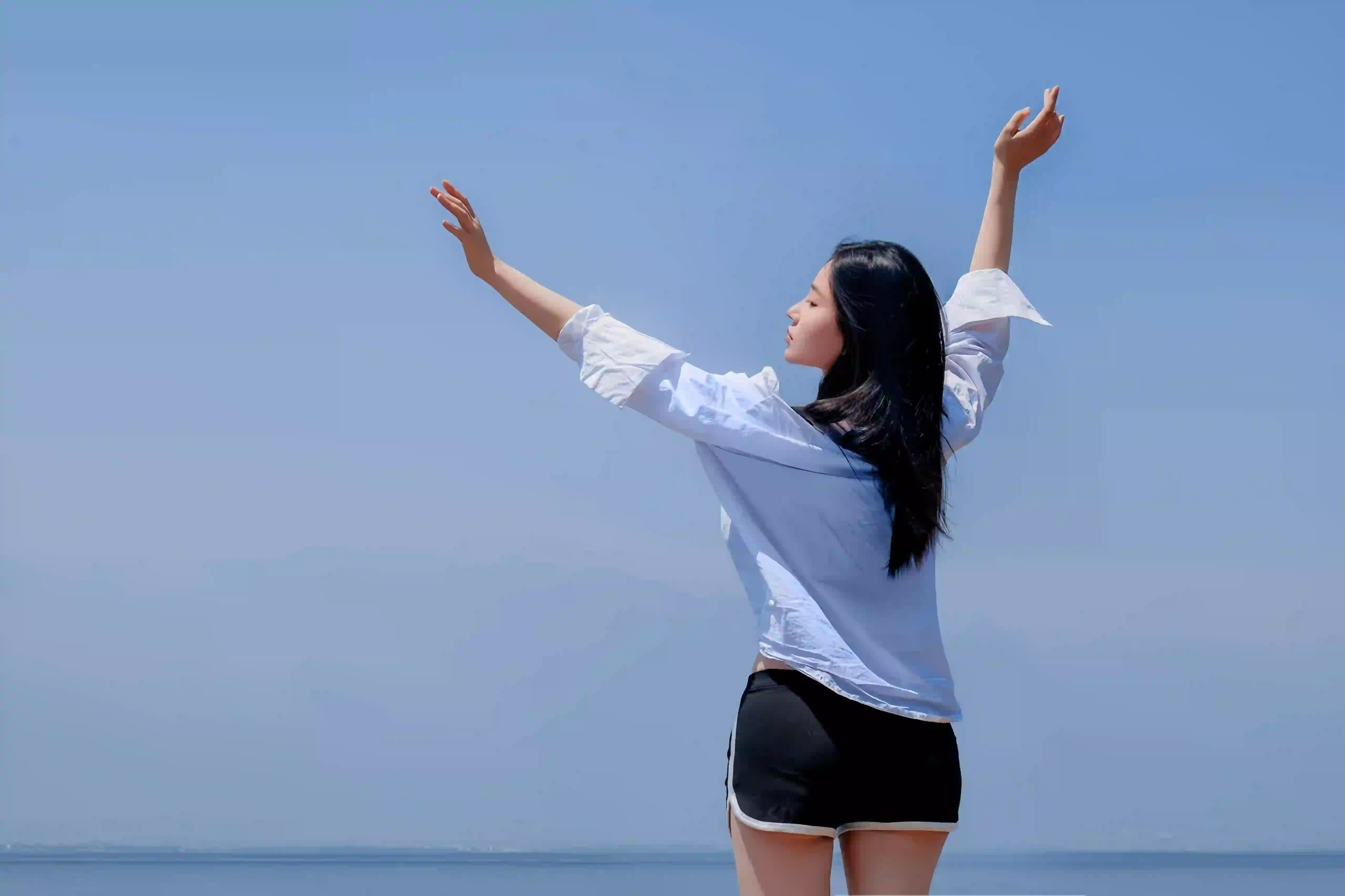 海边 长发美女 自由 蓝天 背影