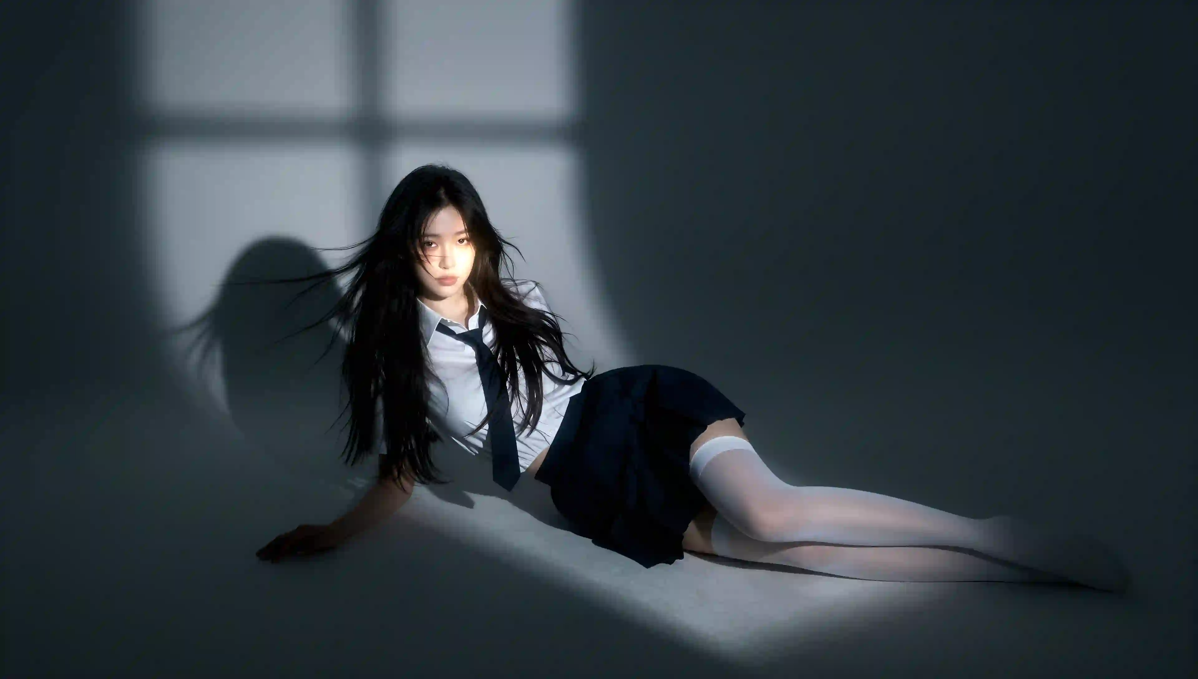 JK制服 少女 光影 窗边 长发 学院风 白色长袜 坐姿