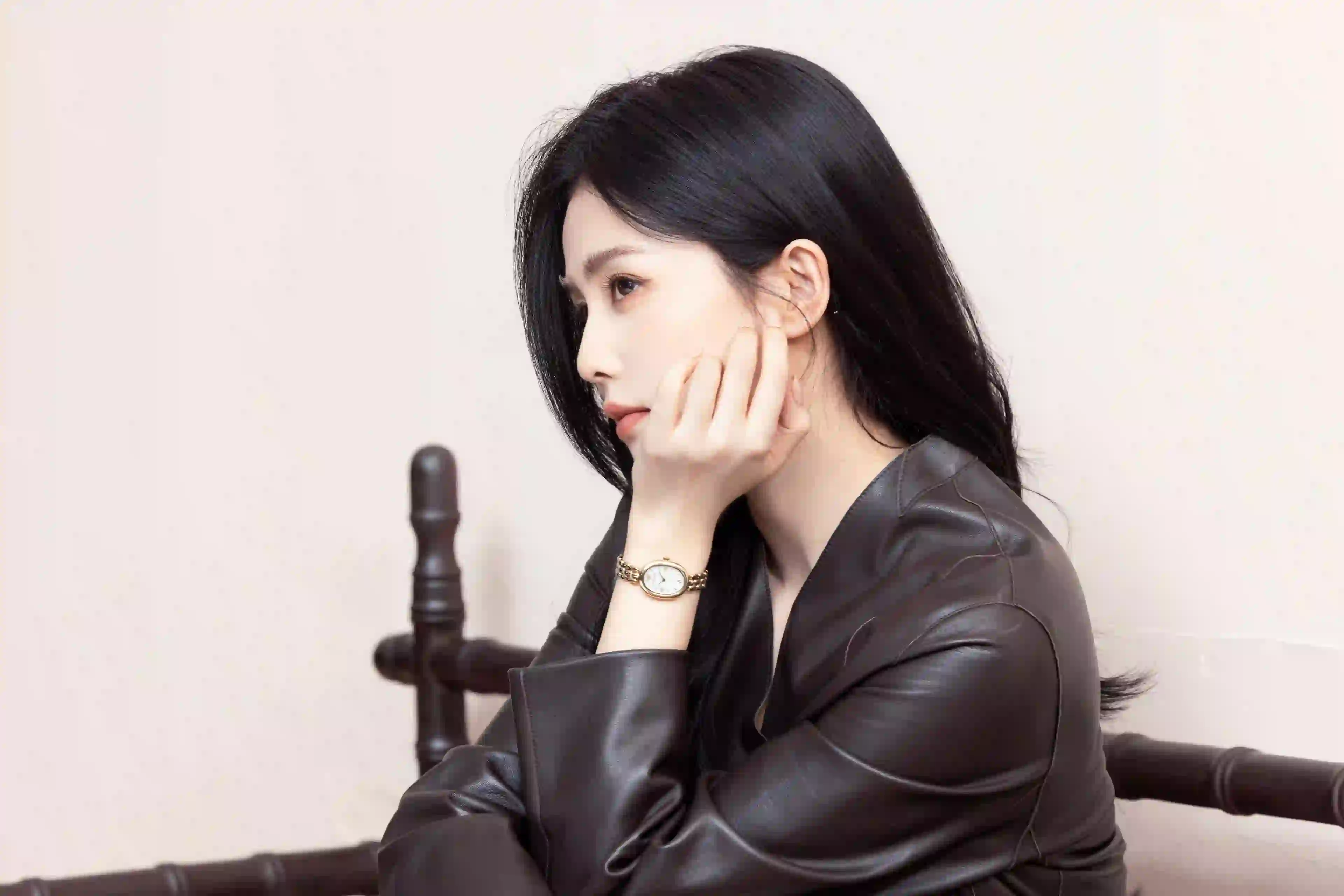 白鹿 侧脸 高清美女  黑色皮衣 表