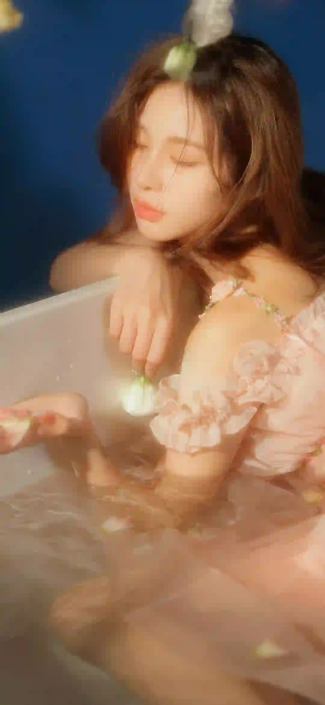 暖色调 灯光 浴缸中的长发清纯美女 性感 大长腿 吊带装