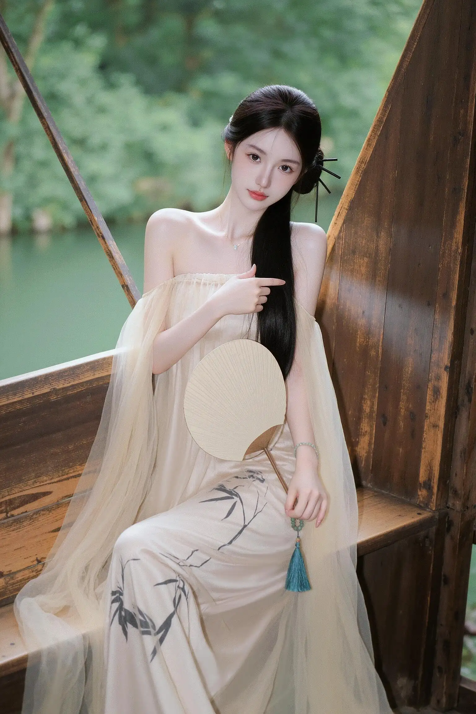 长发美女 抹胸美女 古风穿搭 扇子 湖边 写真