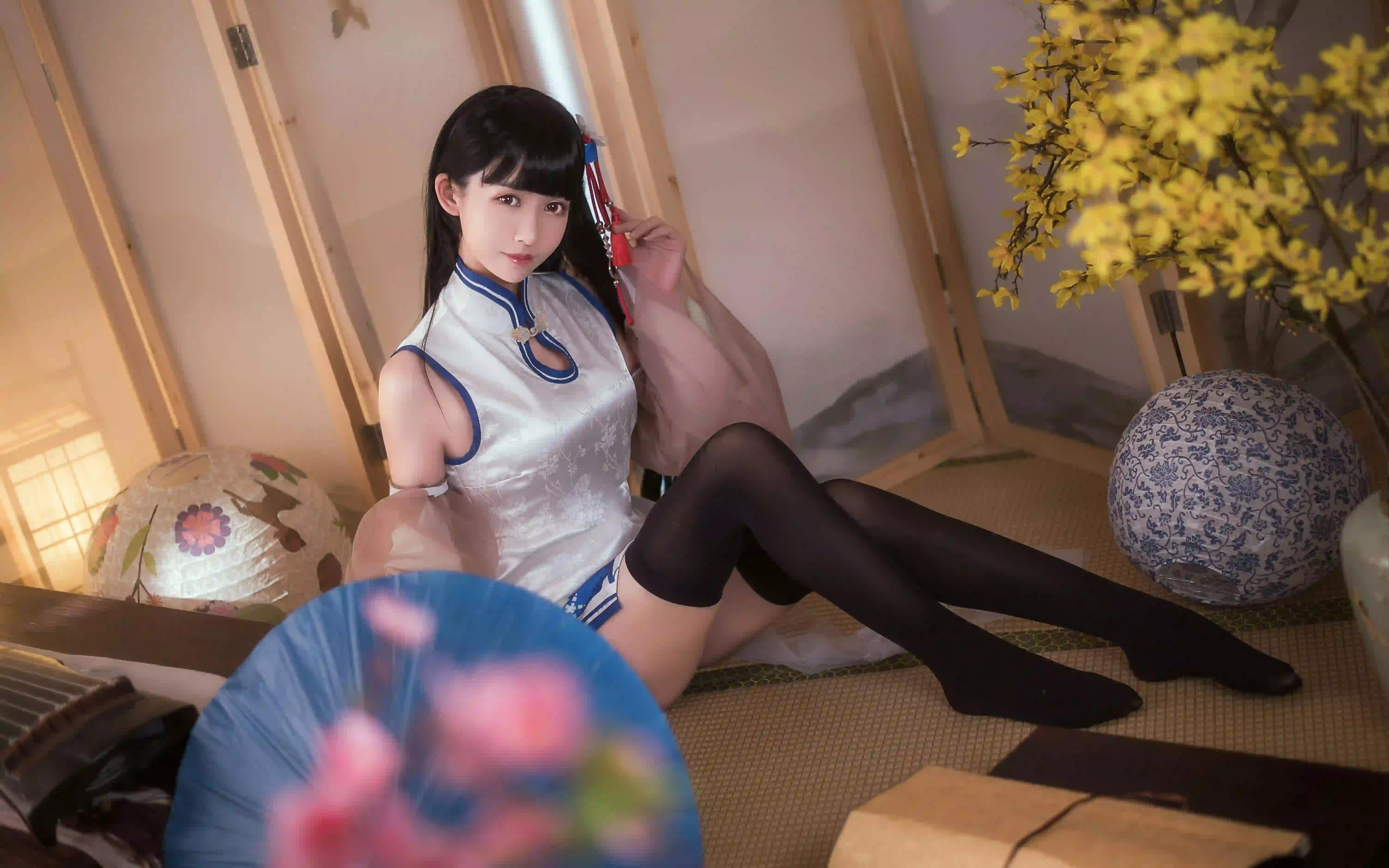 旗袍穿搭 黑丝 黑色丝袜 长腿美女 白色旗袍