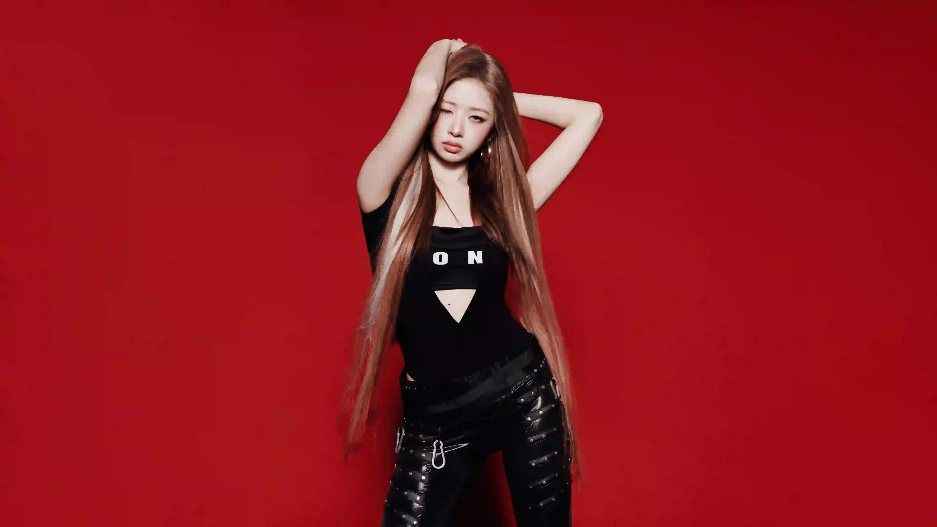 美女明星 红色背景 个性 纯色背景 长发造型