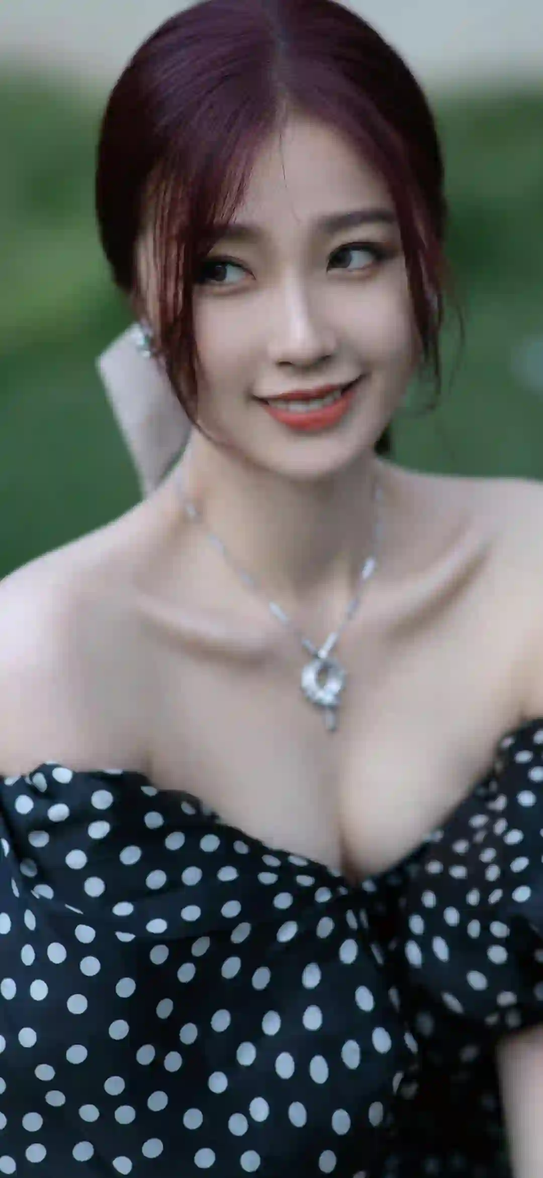 美女明星 虞书欣 抹胸长裙