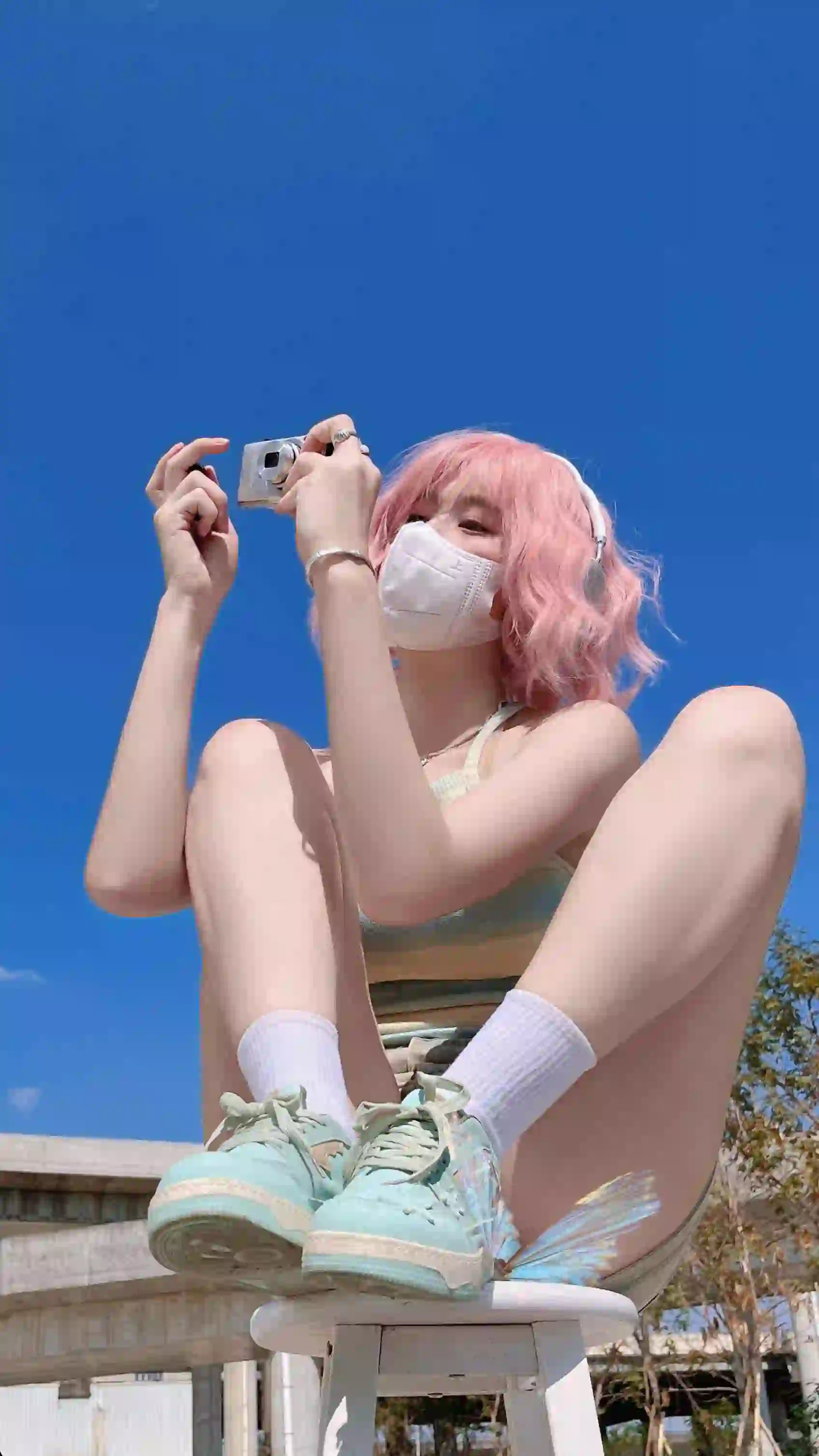 蓝色天空 粉色短发女孩 长腿美女