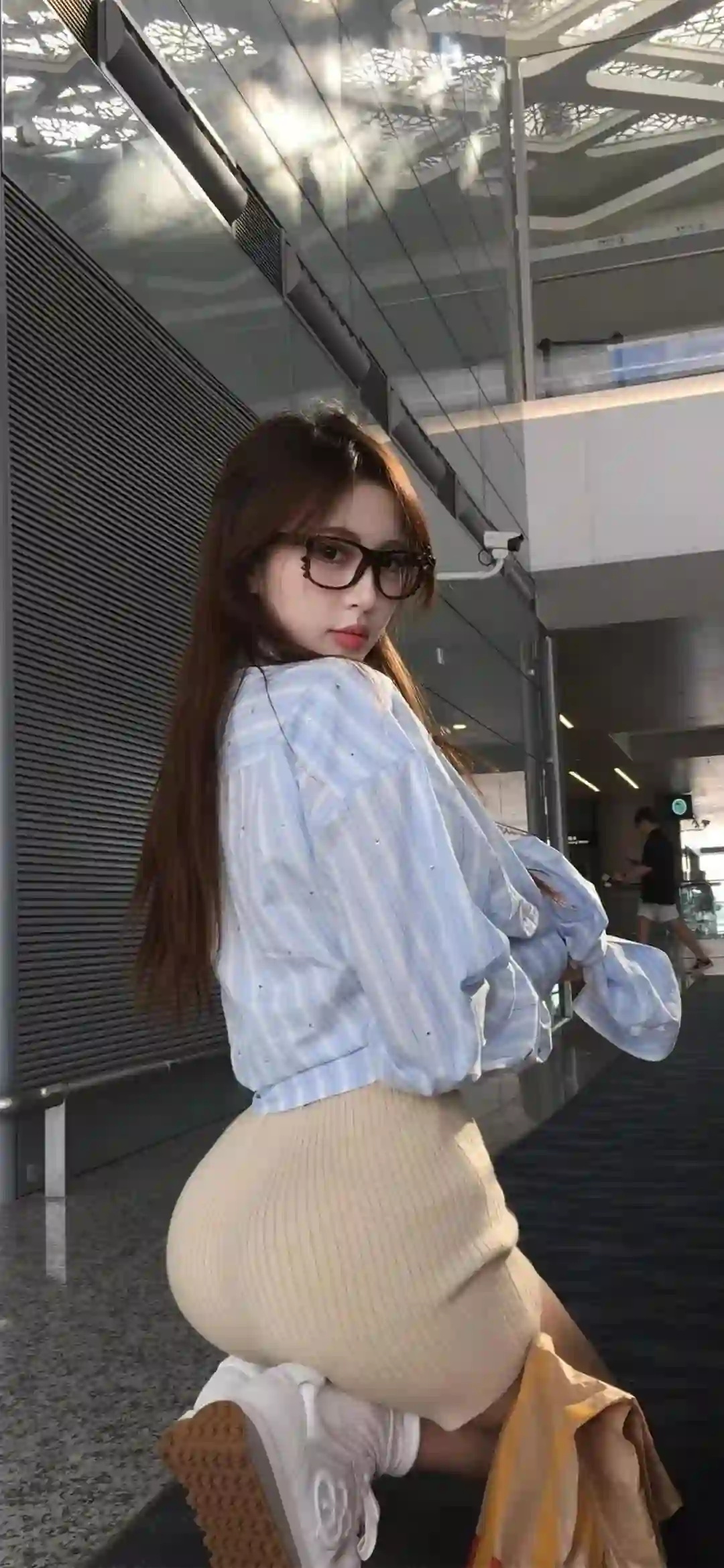 戴眼镜的长发美女