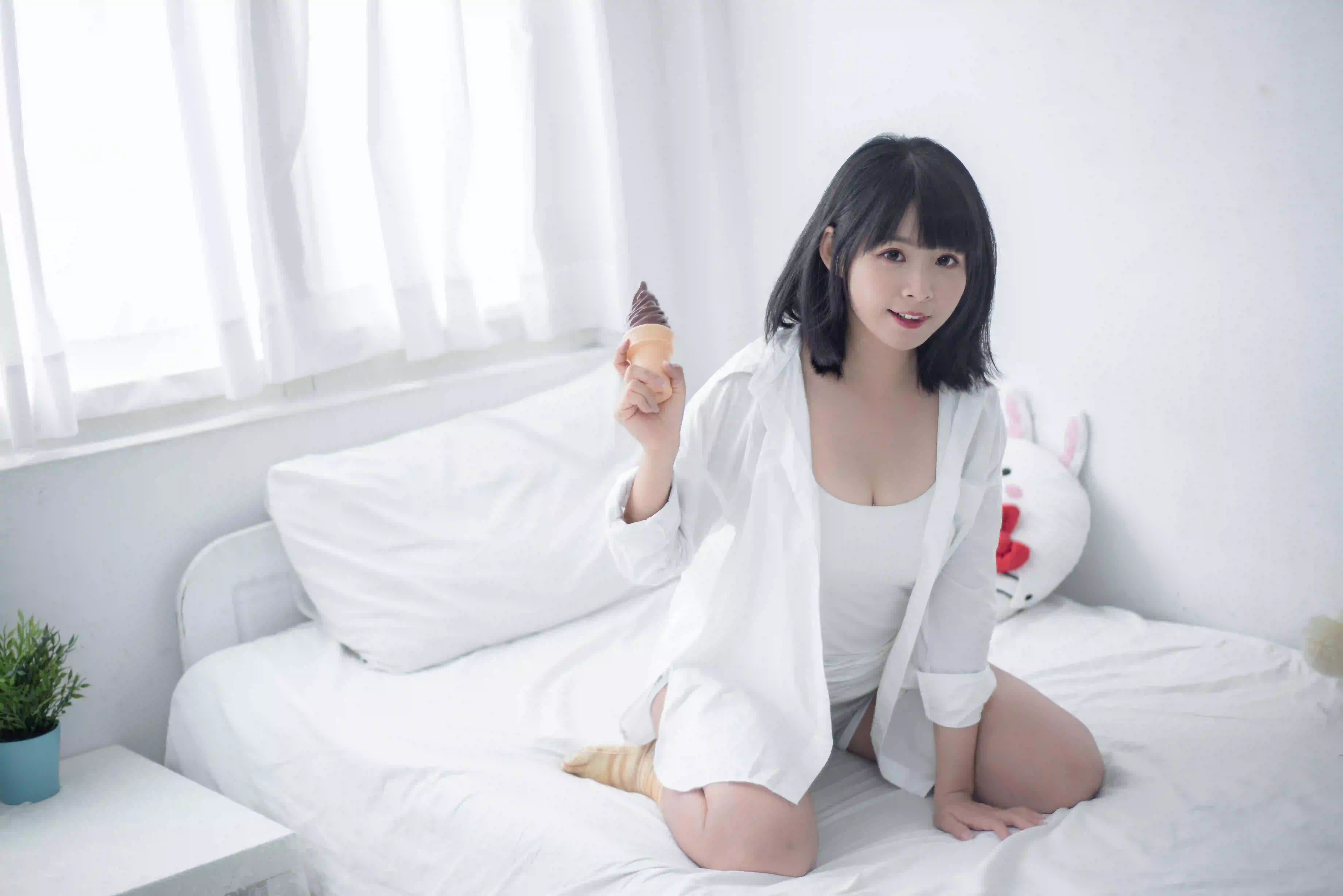 白色衬衫 白色衣服 短发女孩 居家写真 
