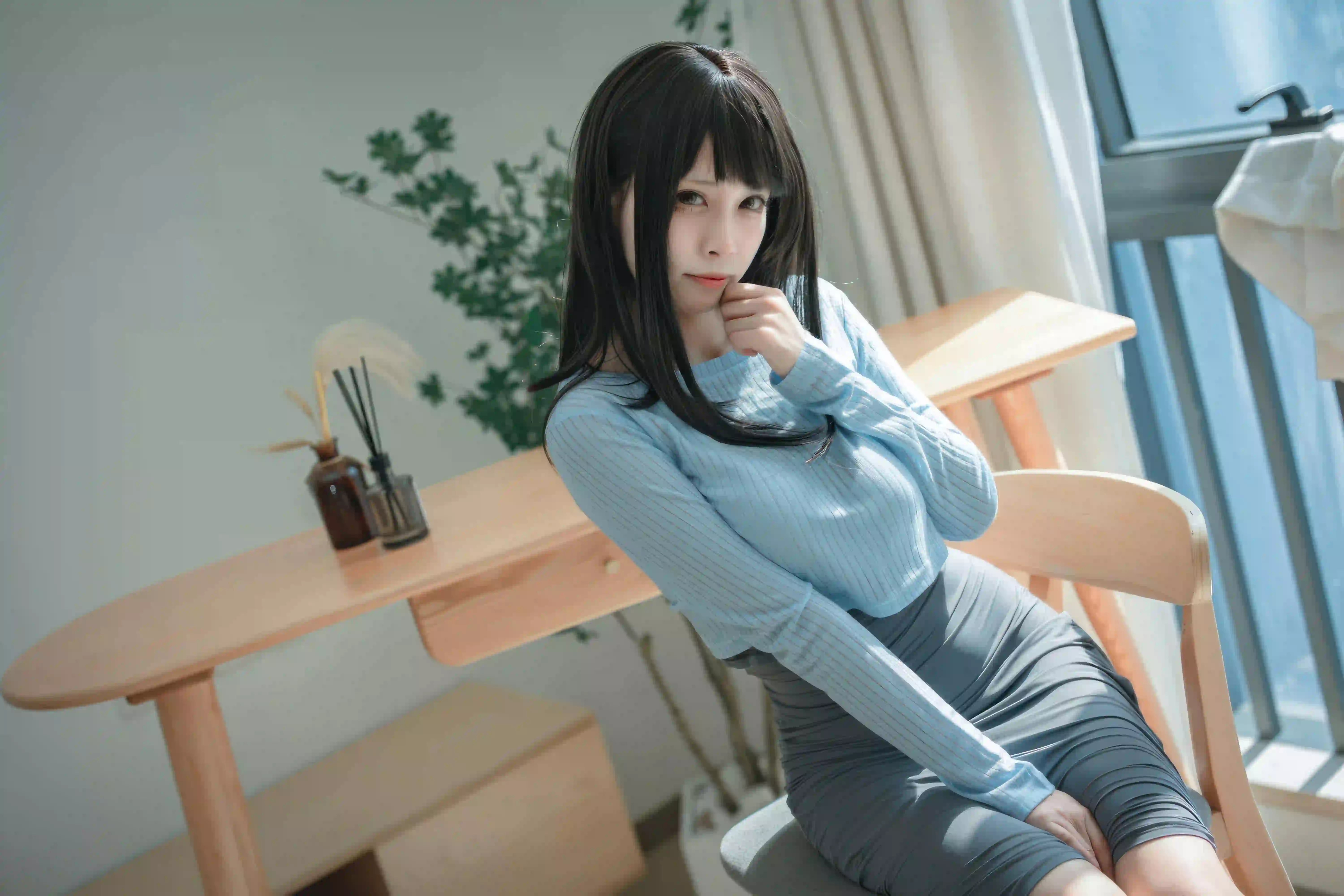 长发女孩 蓝色衣服 可爱 阳光