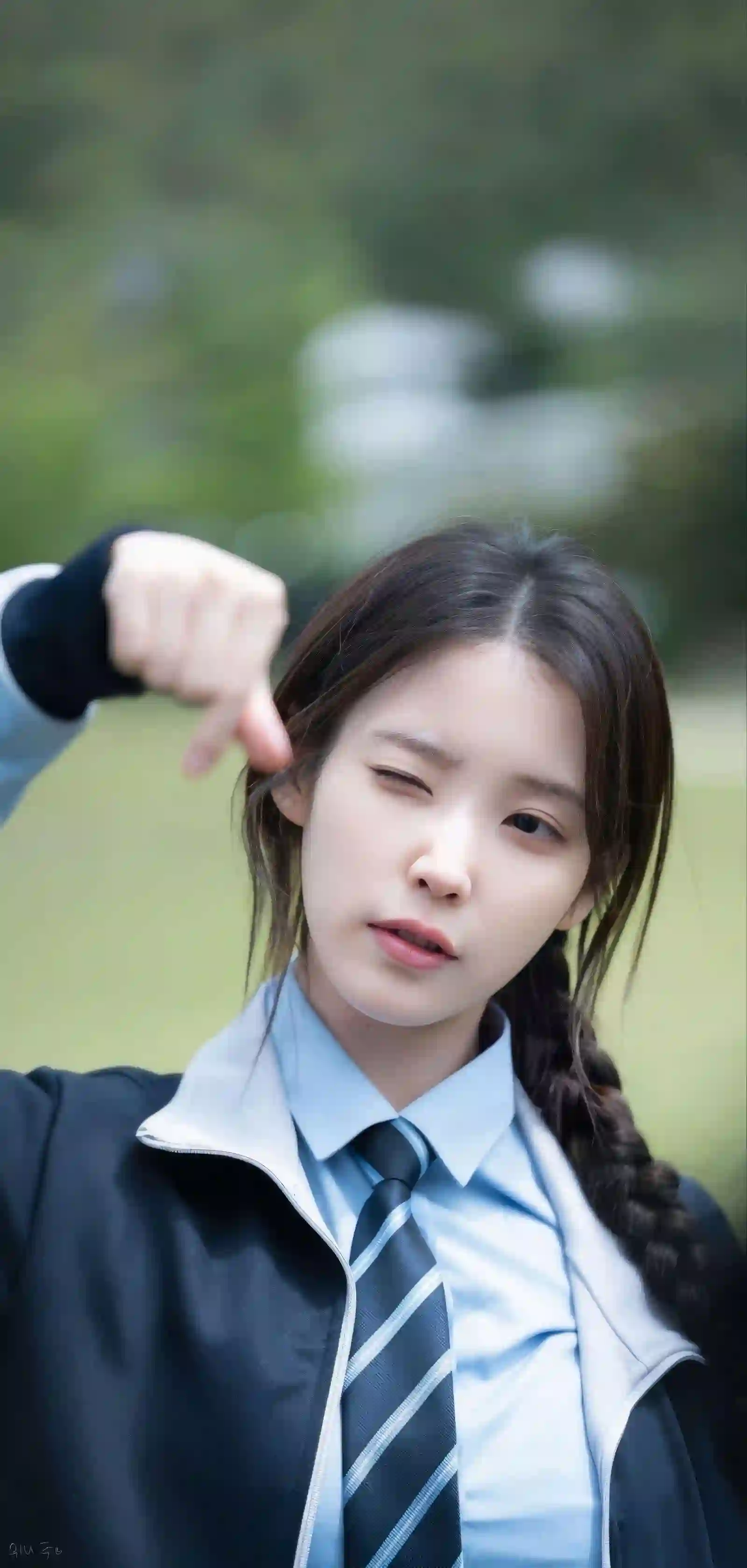 美女 IU 长发美女 性感 蓝色衬衫 黑色外套
