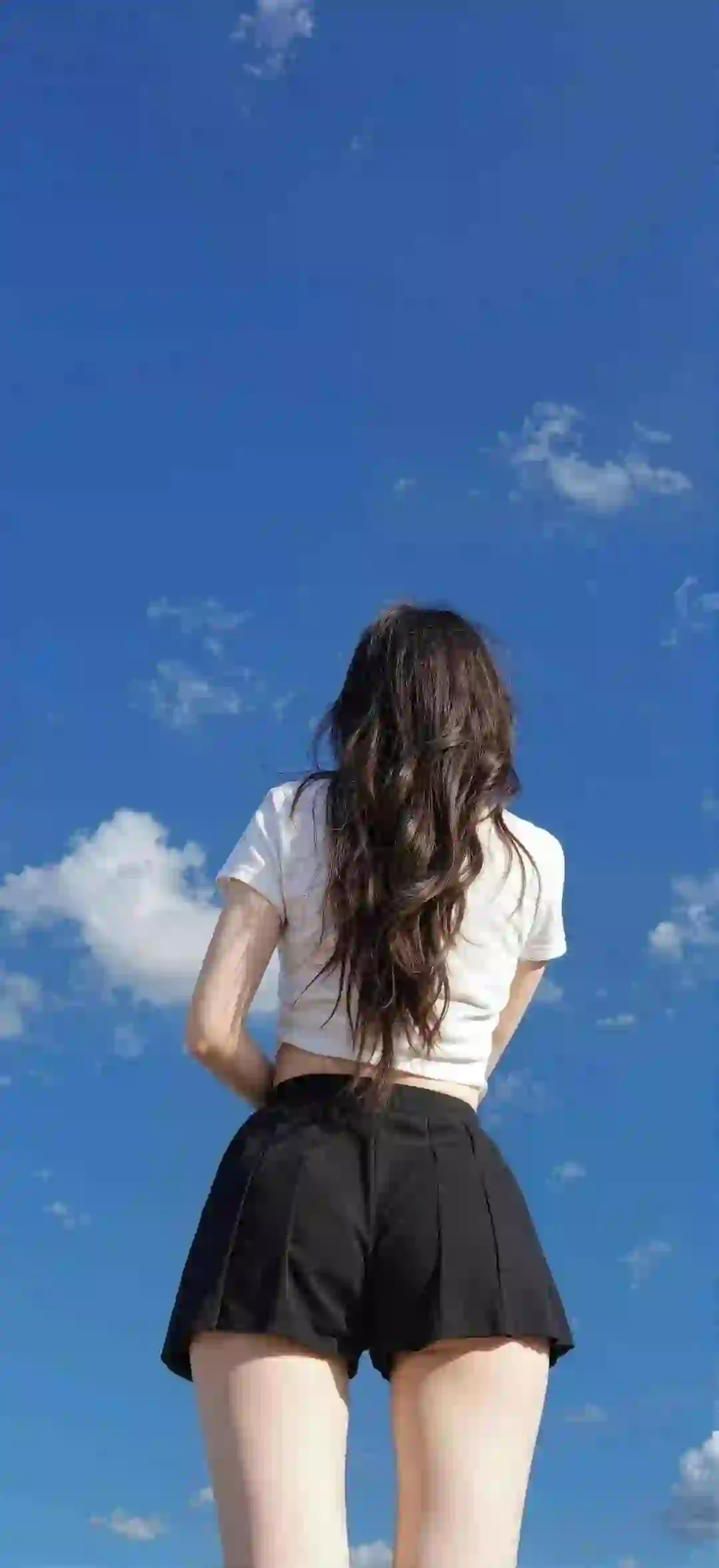 长腿美女 蓝天白云 性感美女 蓝天 短裙
