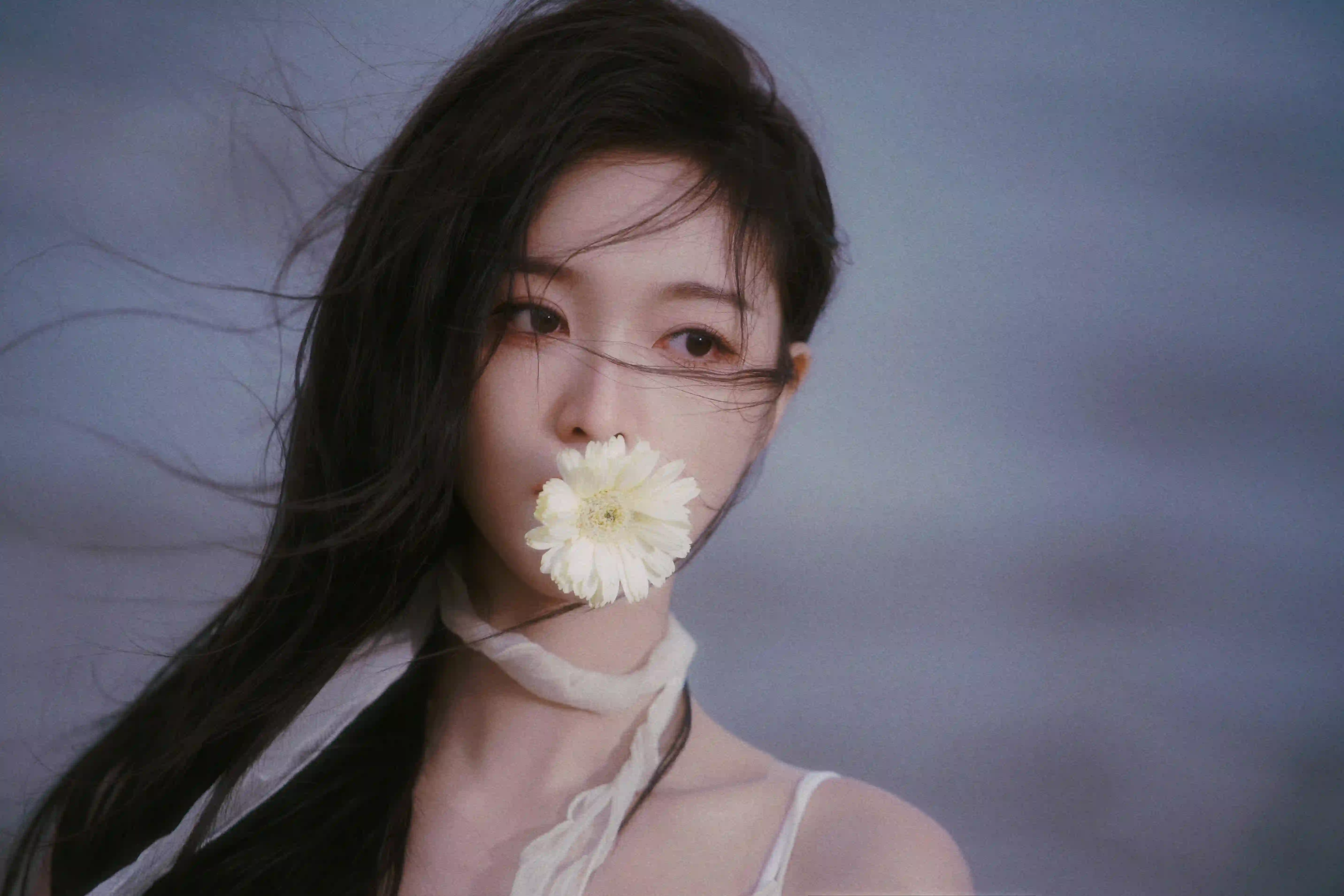 明星 吴宣仪 可爱女孩  鲜花 白色吊带裙 