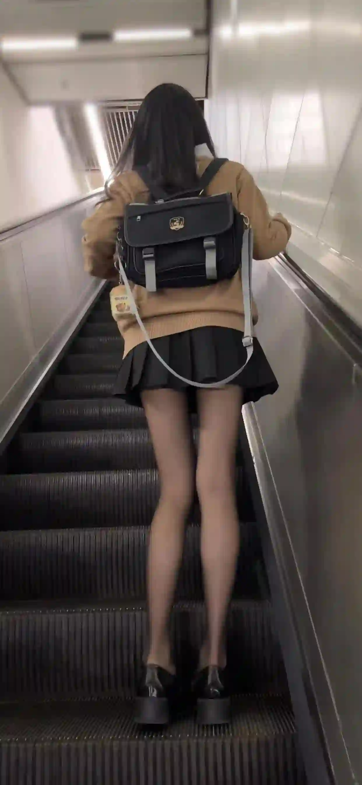 jk美女 黑色丝袜 黑丝 地铁 背影 长发美女