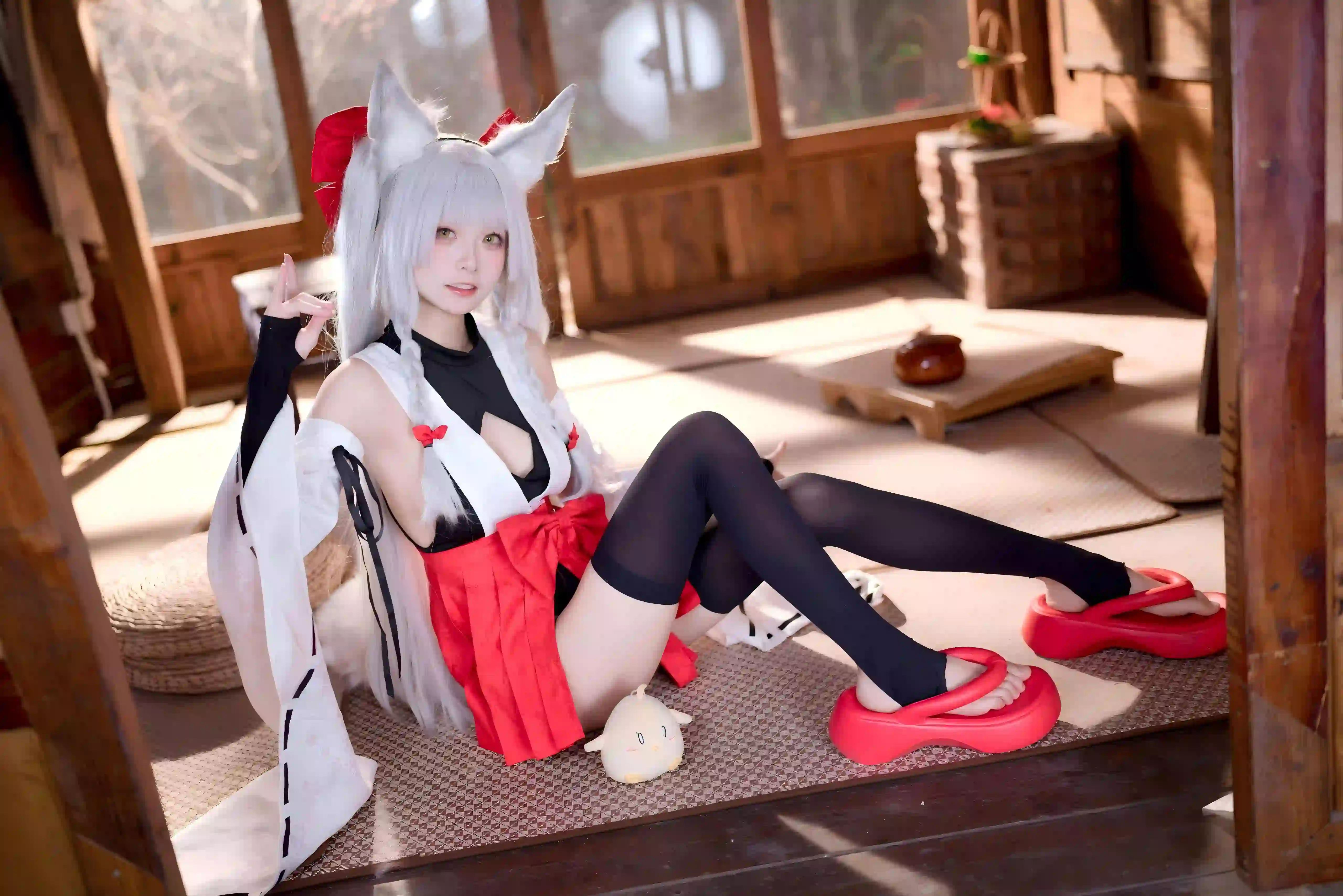 可爱cos 白色耳朵 白色头发 黑丝 黑色丝袜 阳光