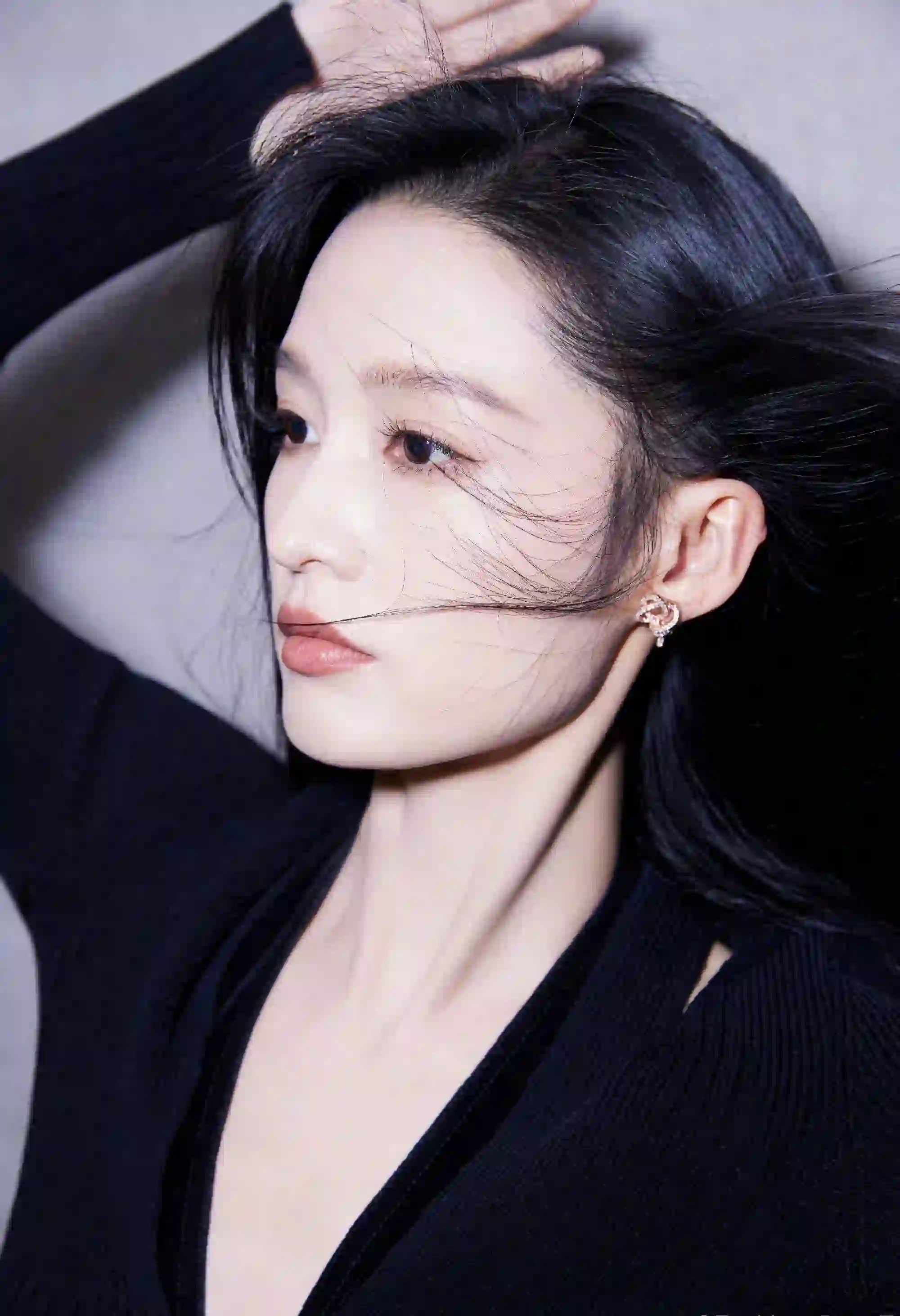 长发美女 李沁 黑色衣服 时尚穿搭